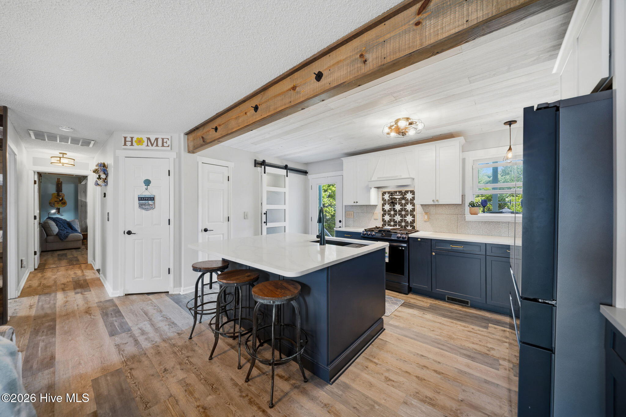 100569227 | Photo 16