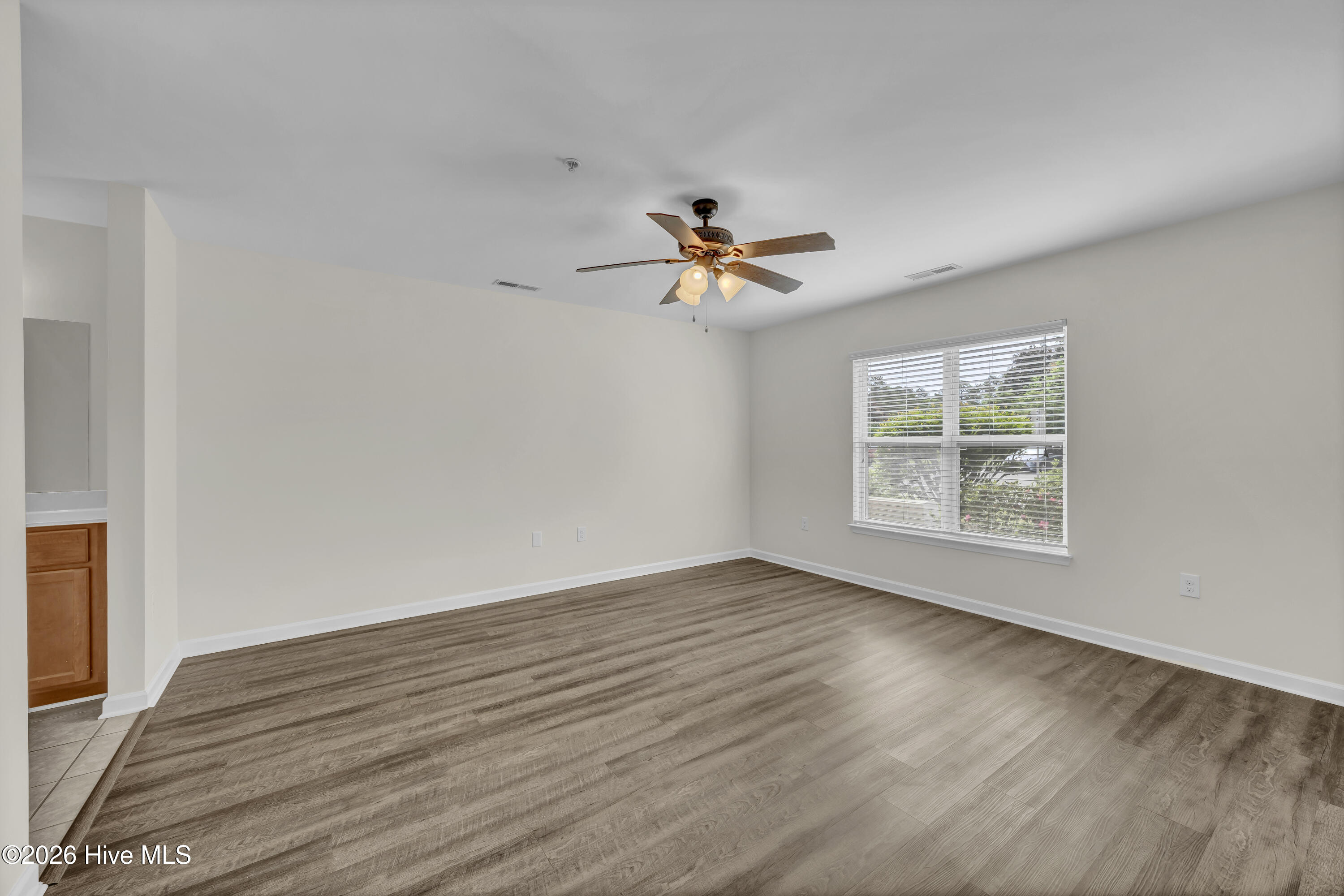 100566295 | Photo 14