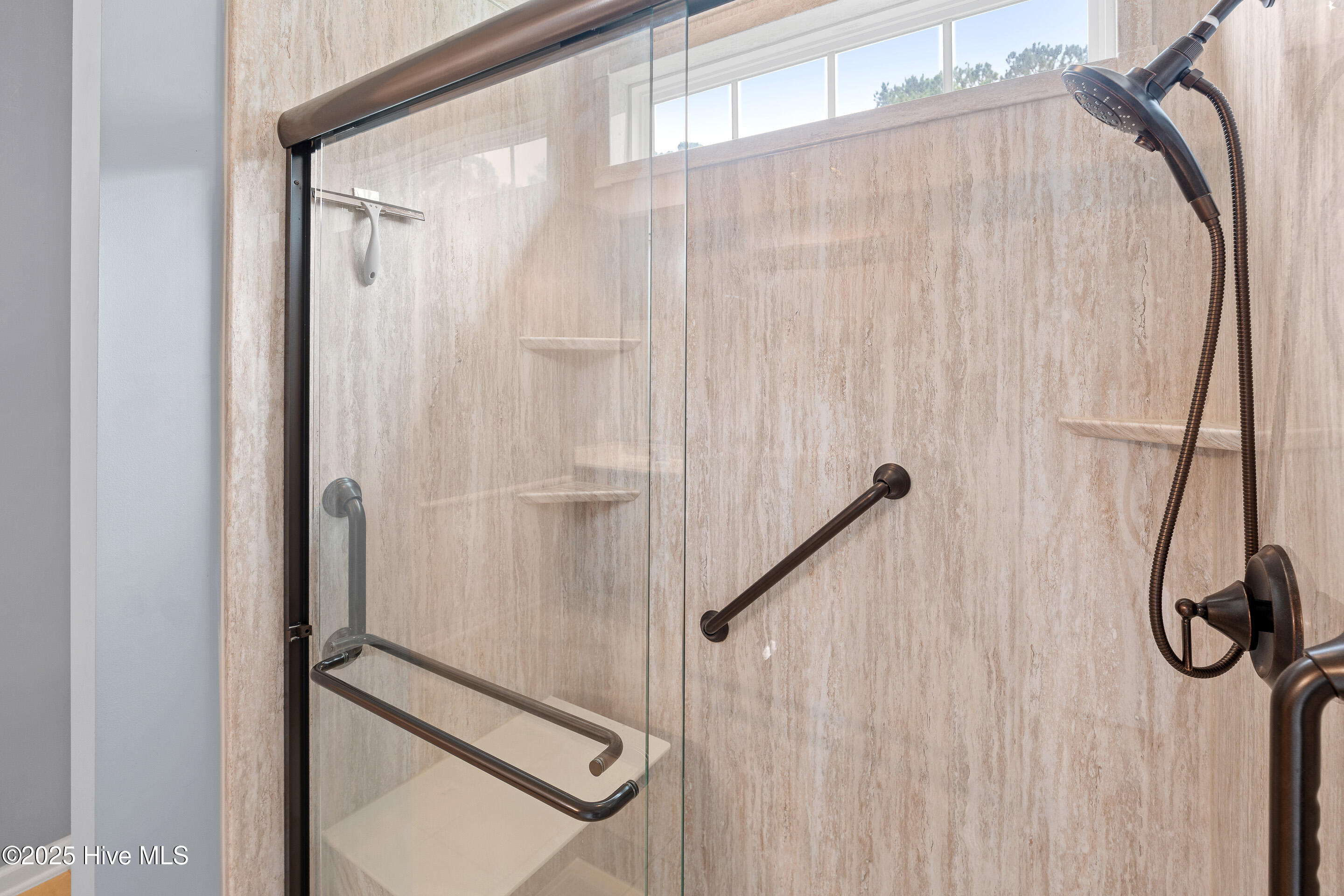 100533720 | Photo 28