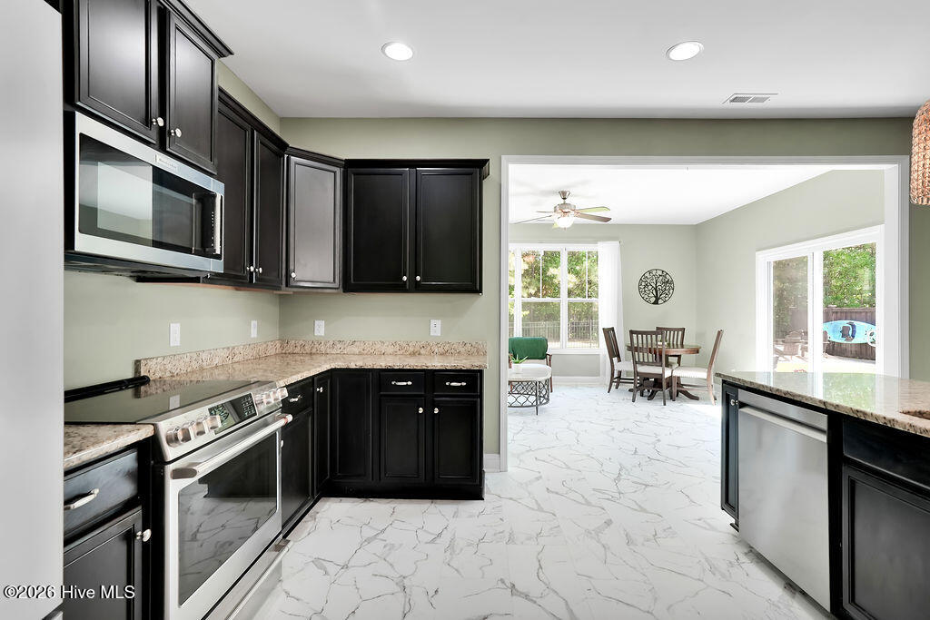 100565738 | Photo 16