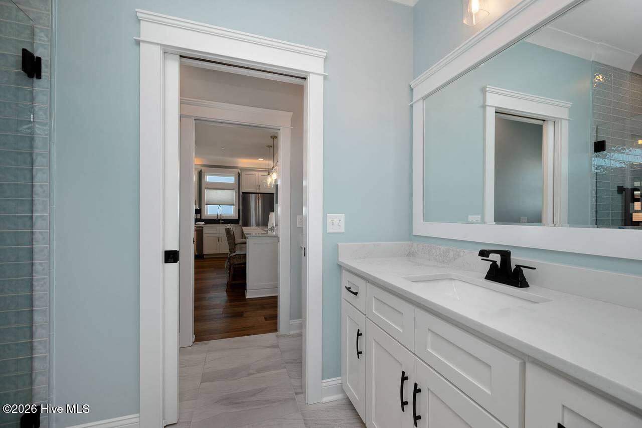 100560212 | Photo 143