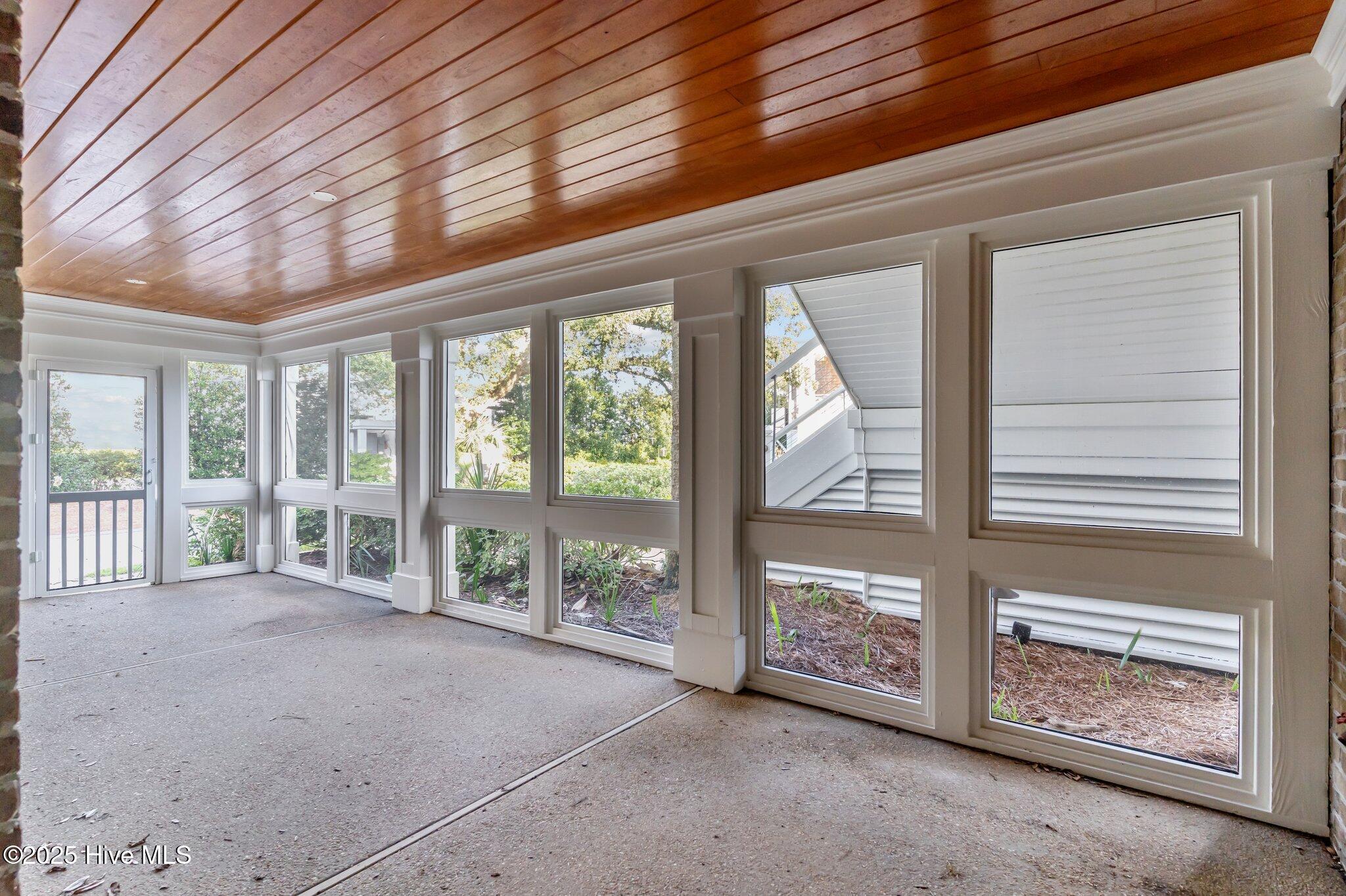 100525700 | Photo 54