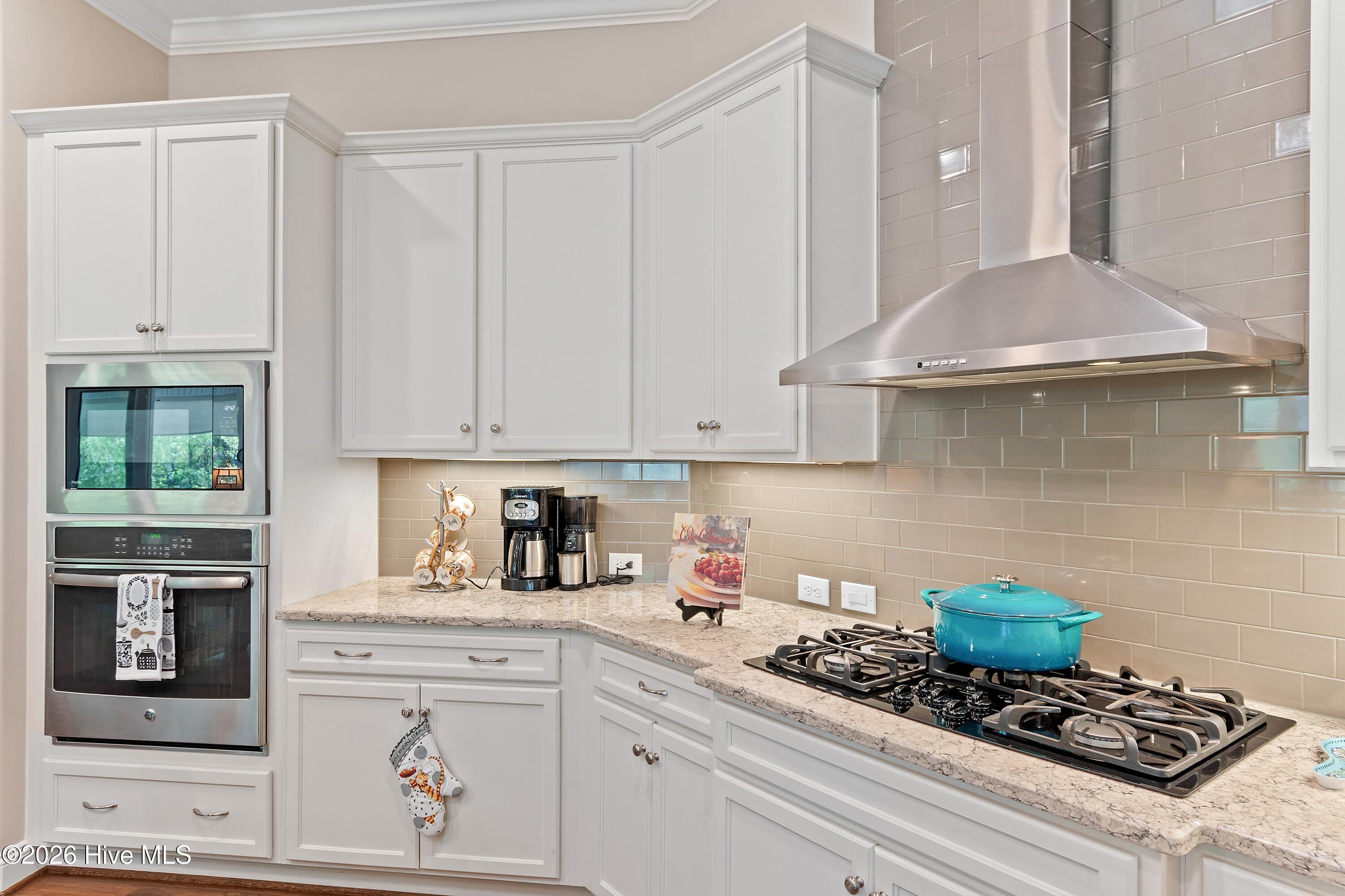 100568990 | Photo 22