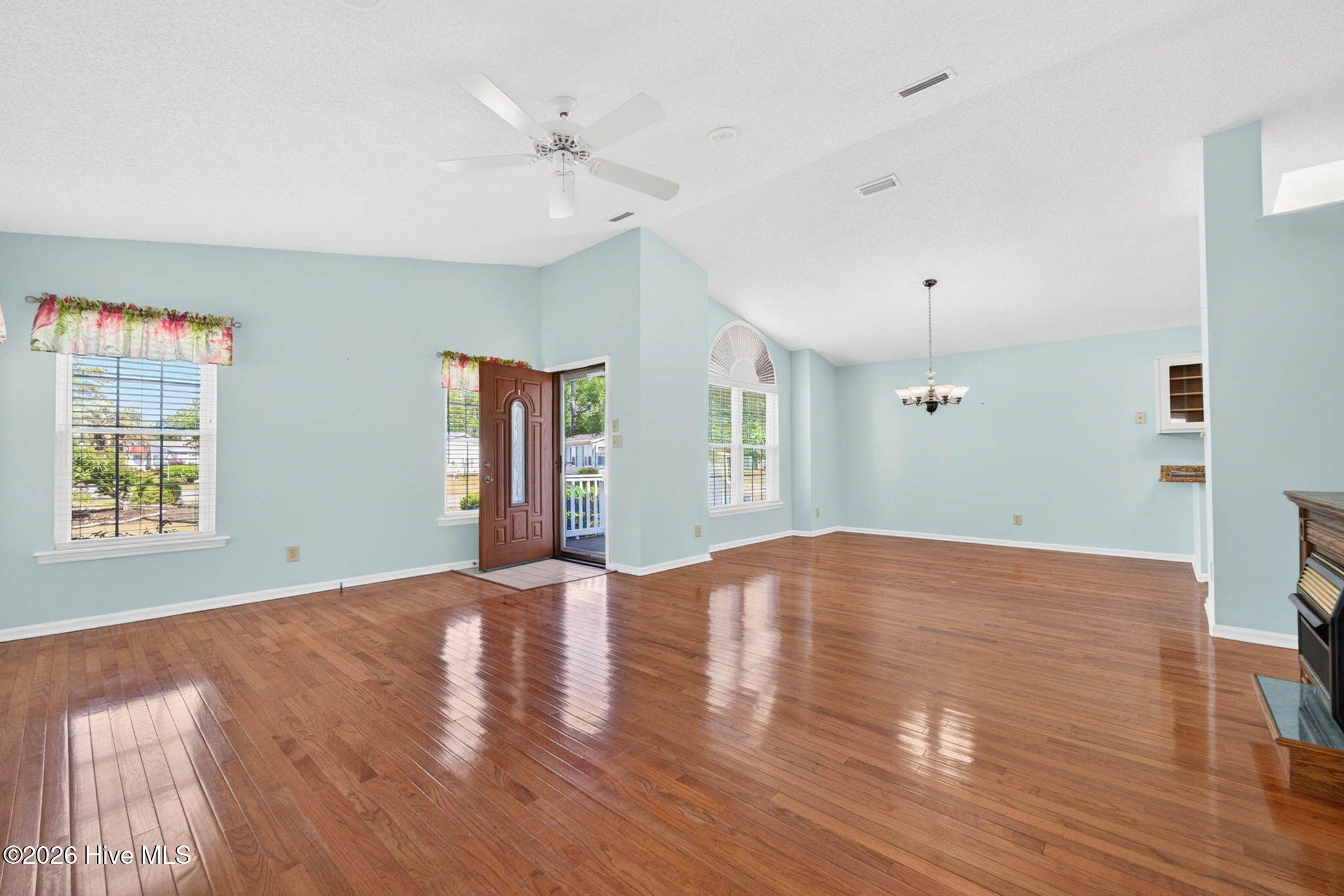 100569614 | Photo 12