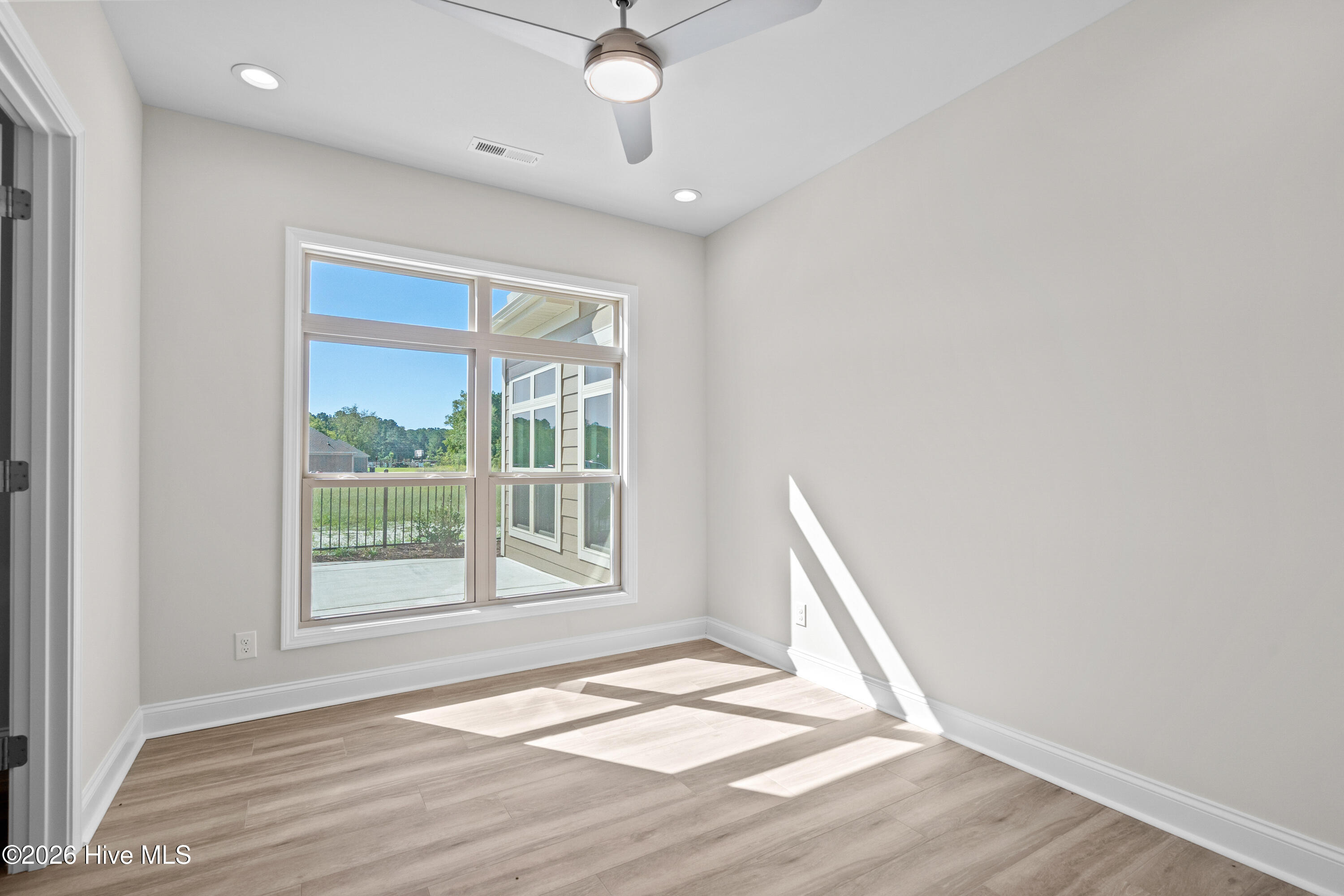 100563444 | Photo 35