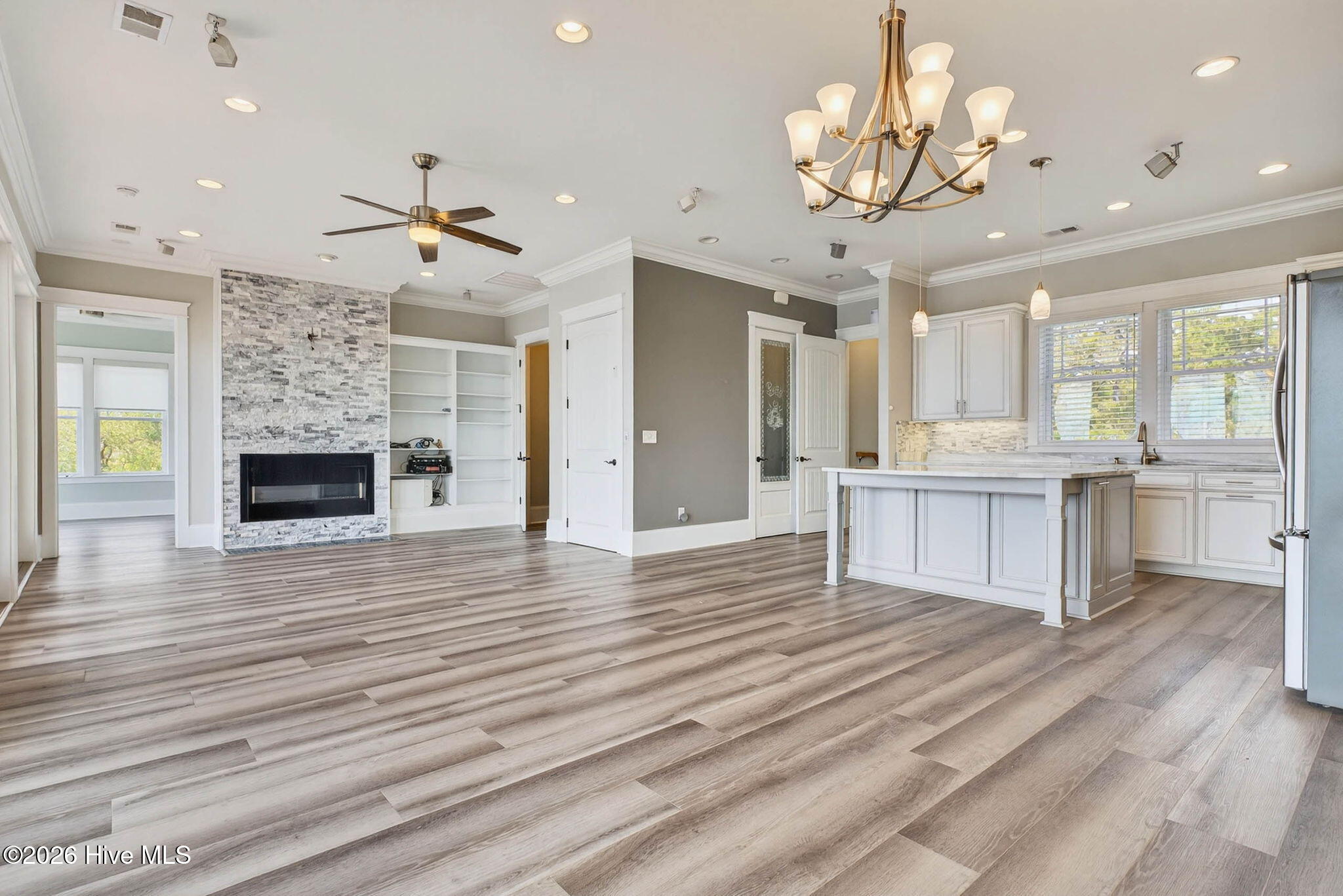 100563982 | Photo 16