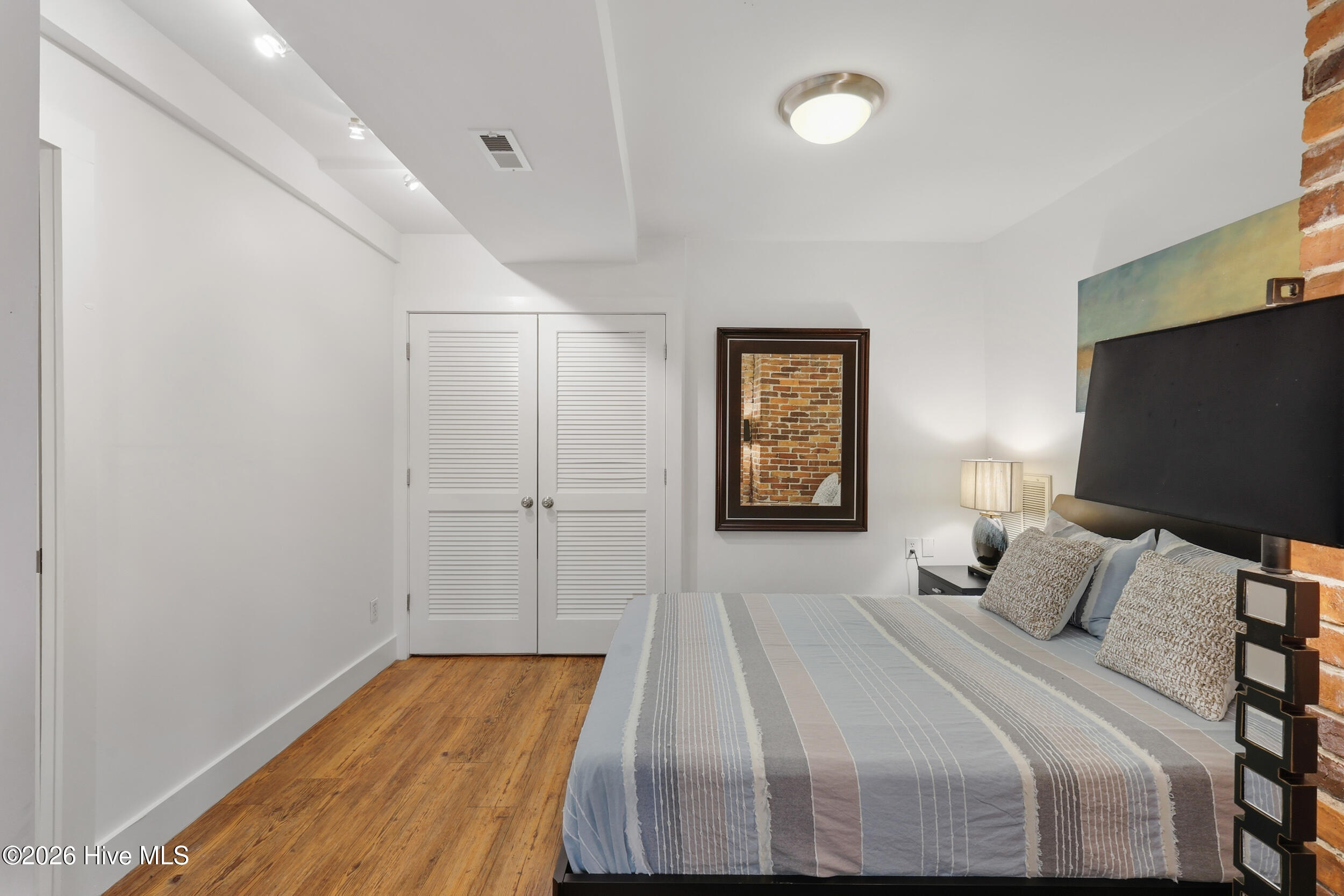 100561300 | Photo 53