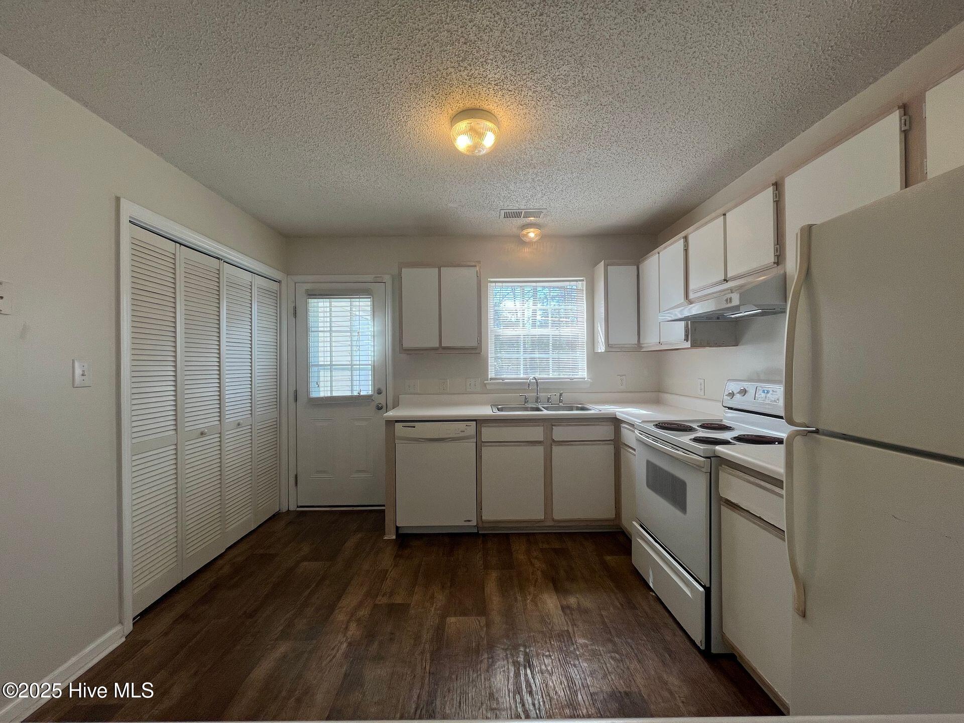 100569102 | Photo 16