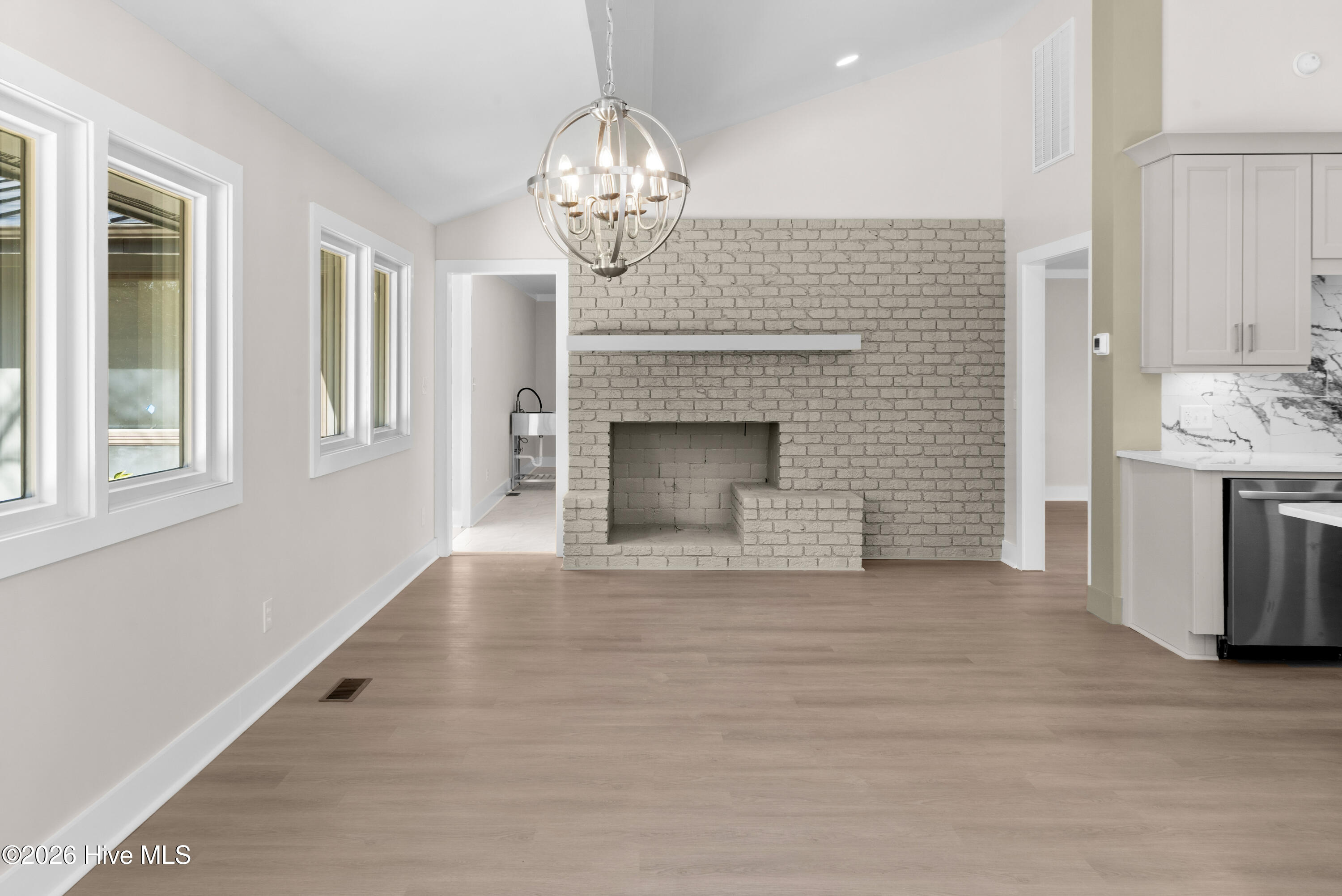 100561739 | Photo 19