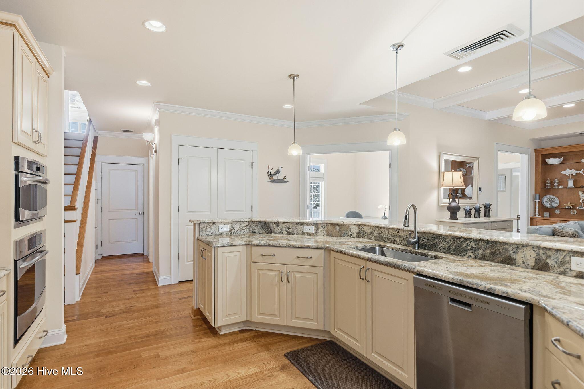 100553774 | Photo 24