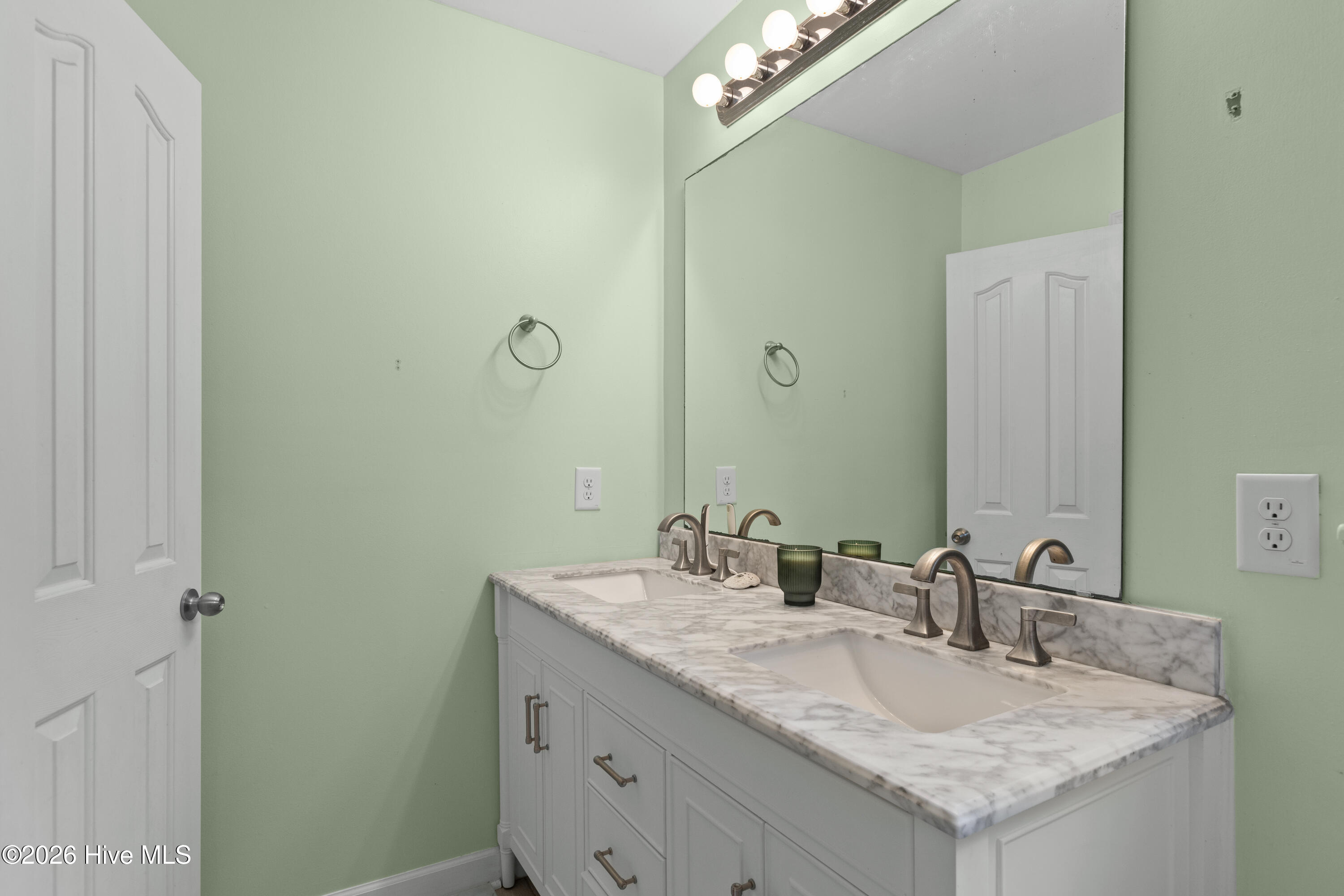 100562939 | Photo 13