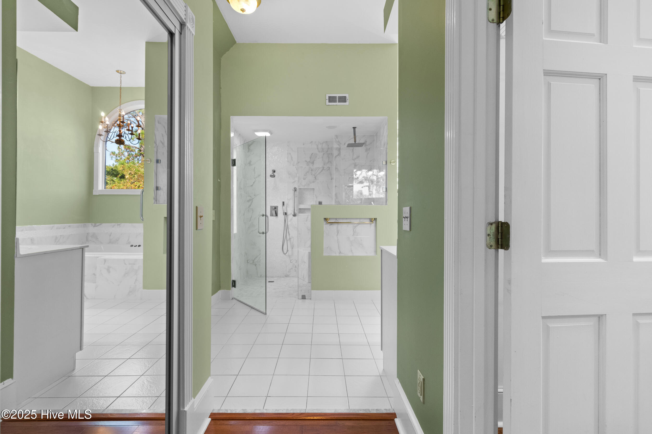 100531940 | Photo 19