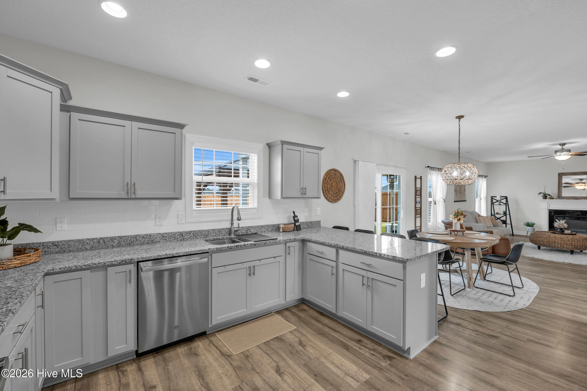 100547257 | Photo 16