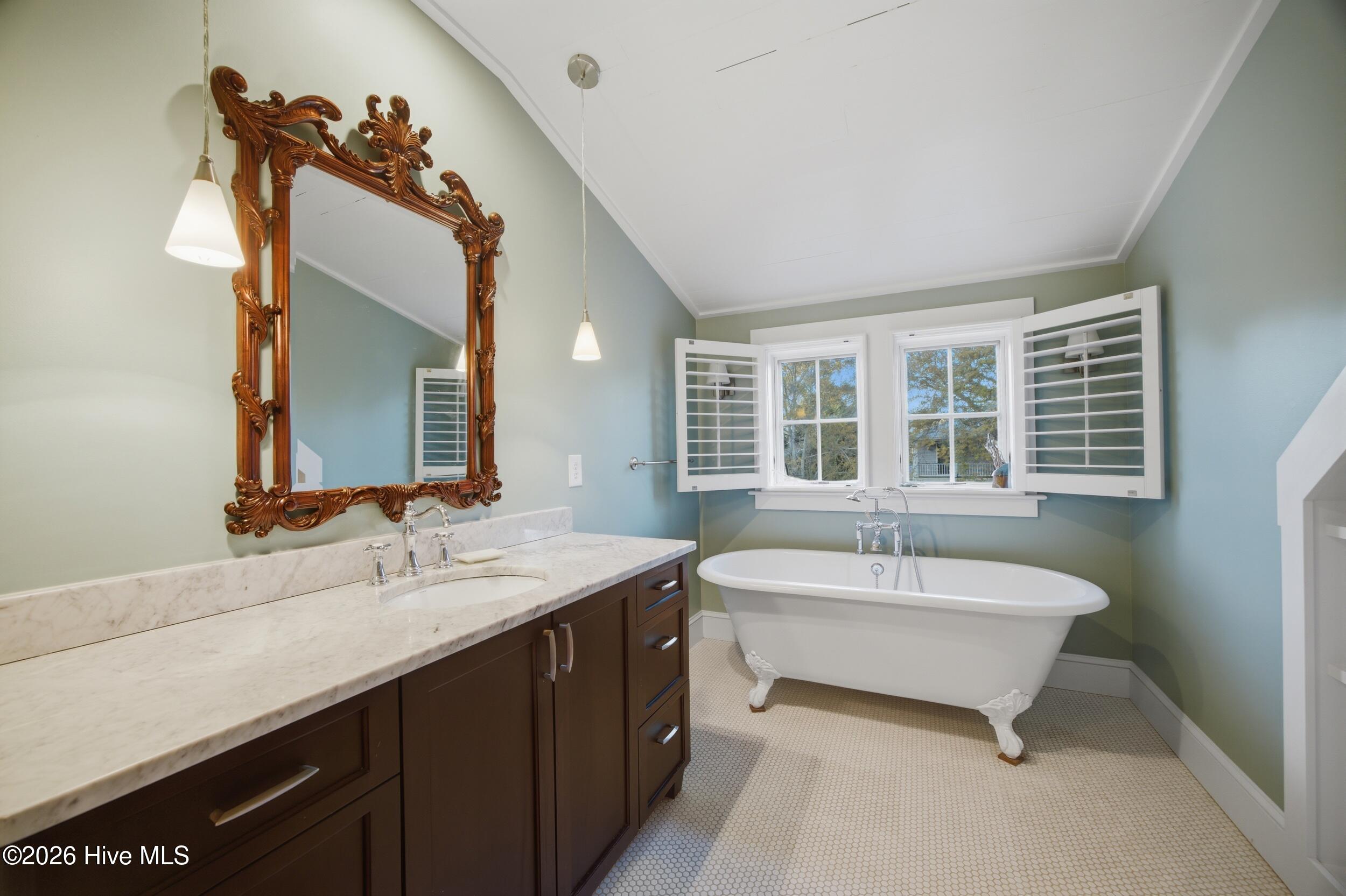 100566122 | Photo 28