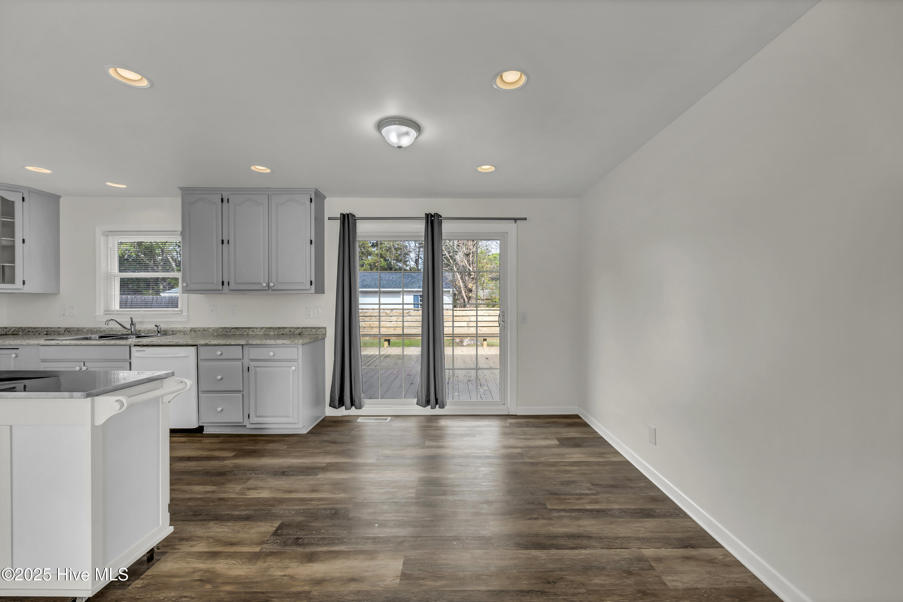 100543844 | Photo 10