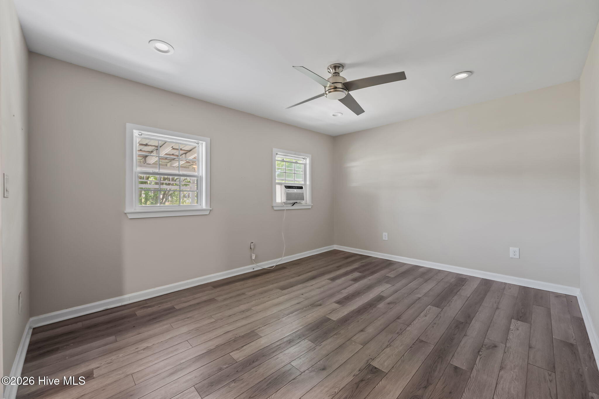 100565743 | Photo 18