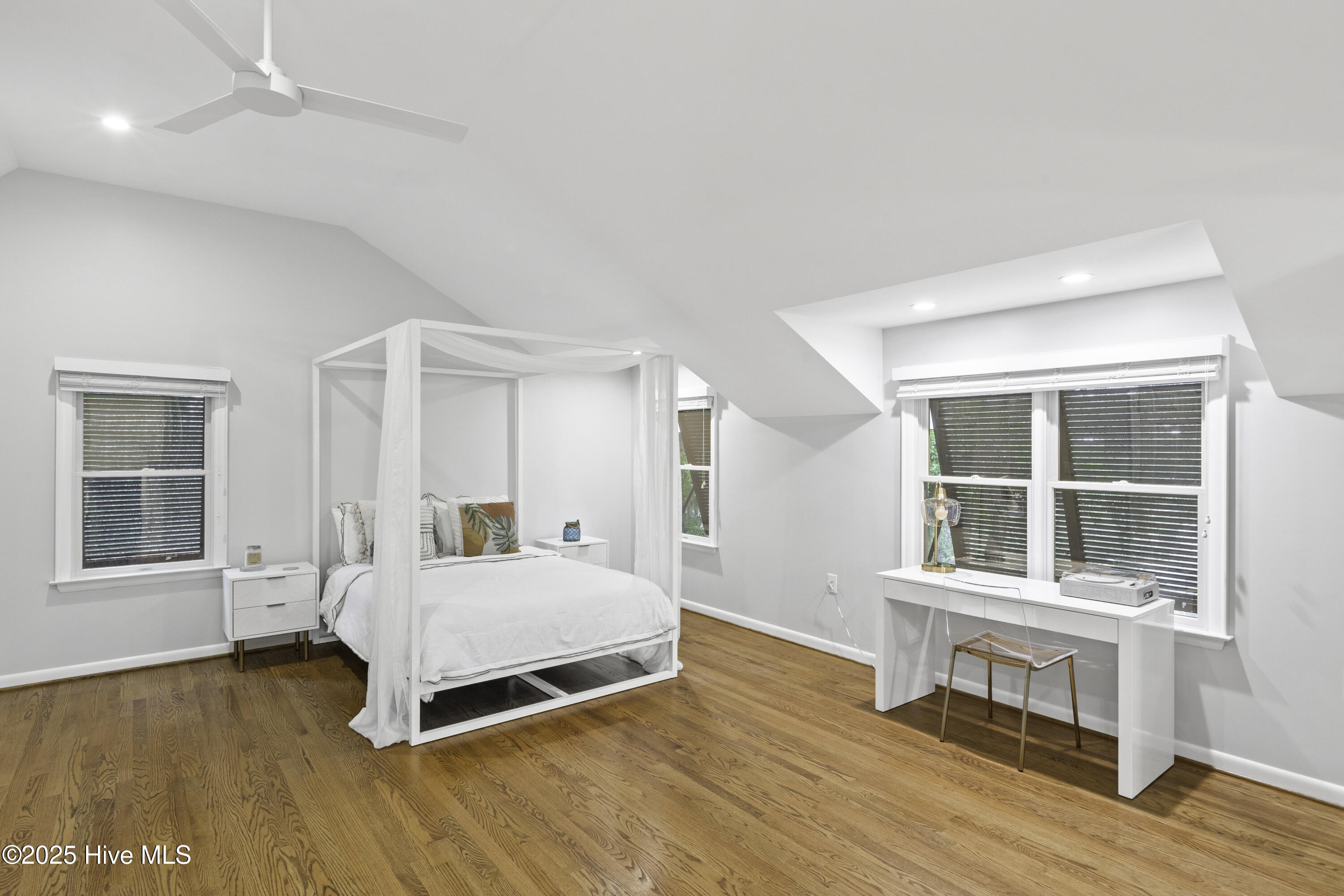 100555228 | Photo 32