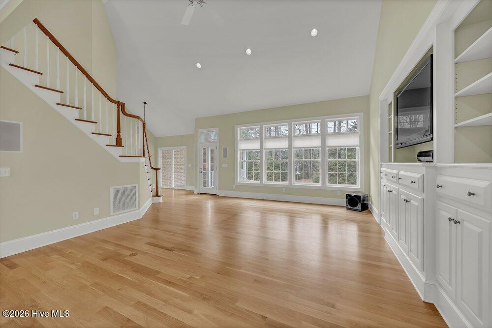 100557041 | Photo 22