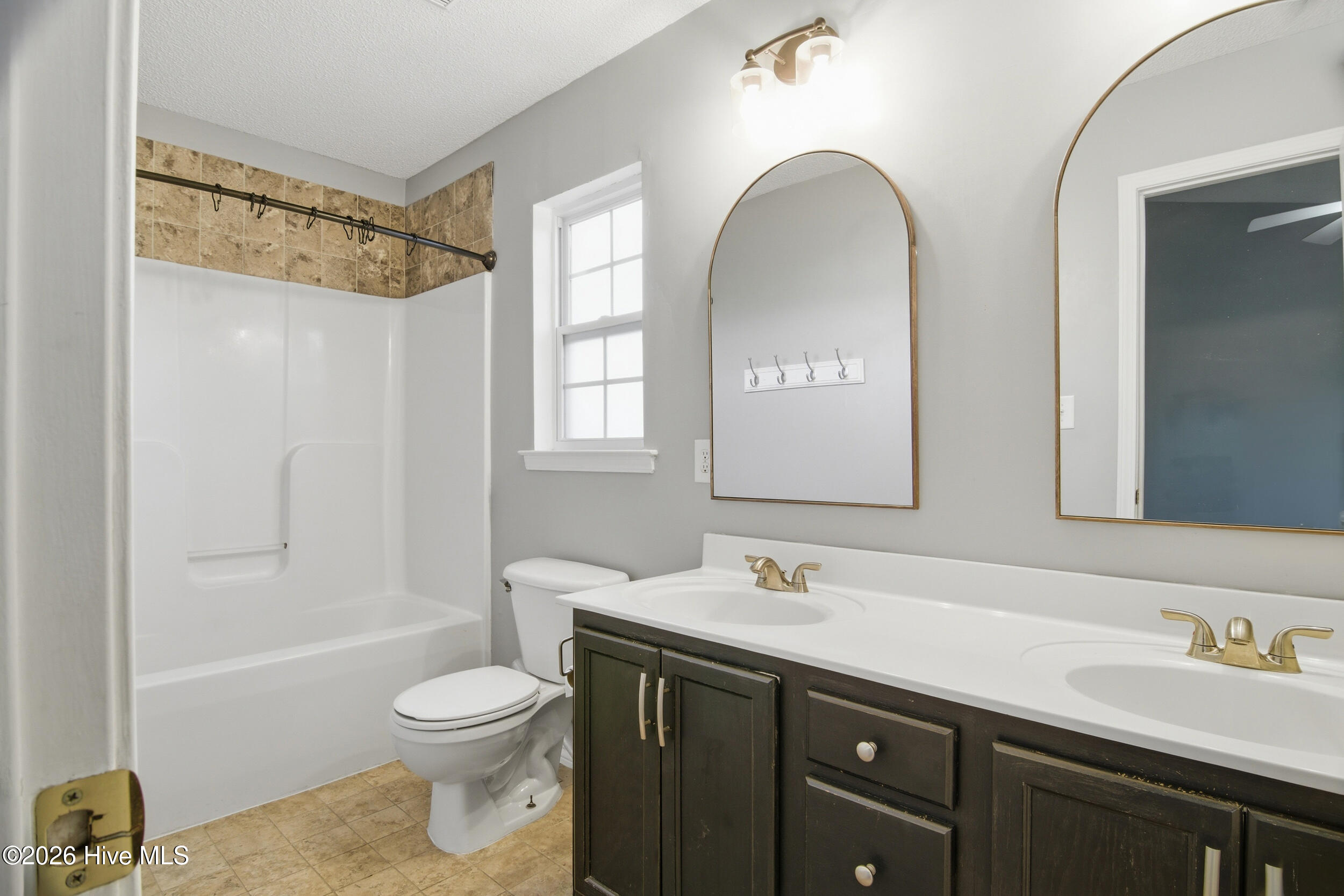 100548573 | Photo 23