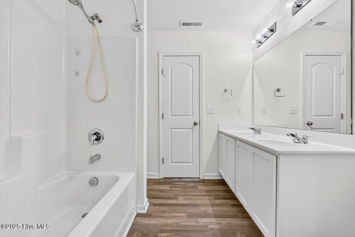 100540215 | Photo 28