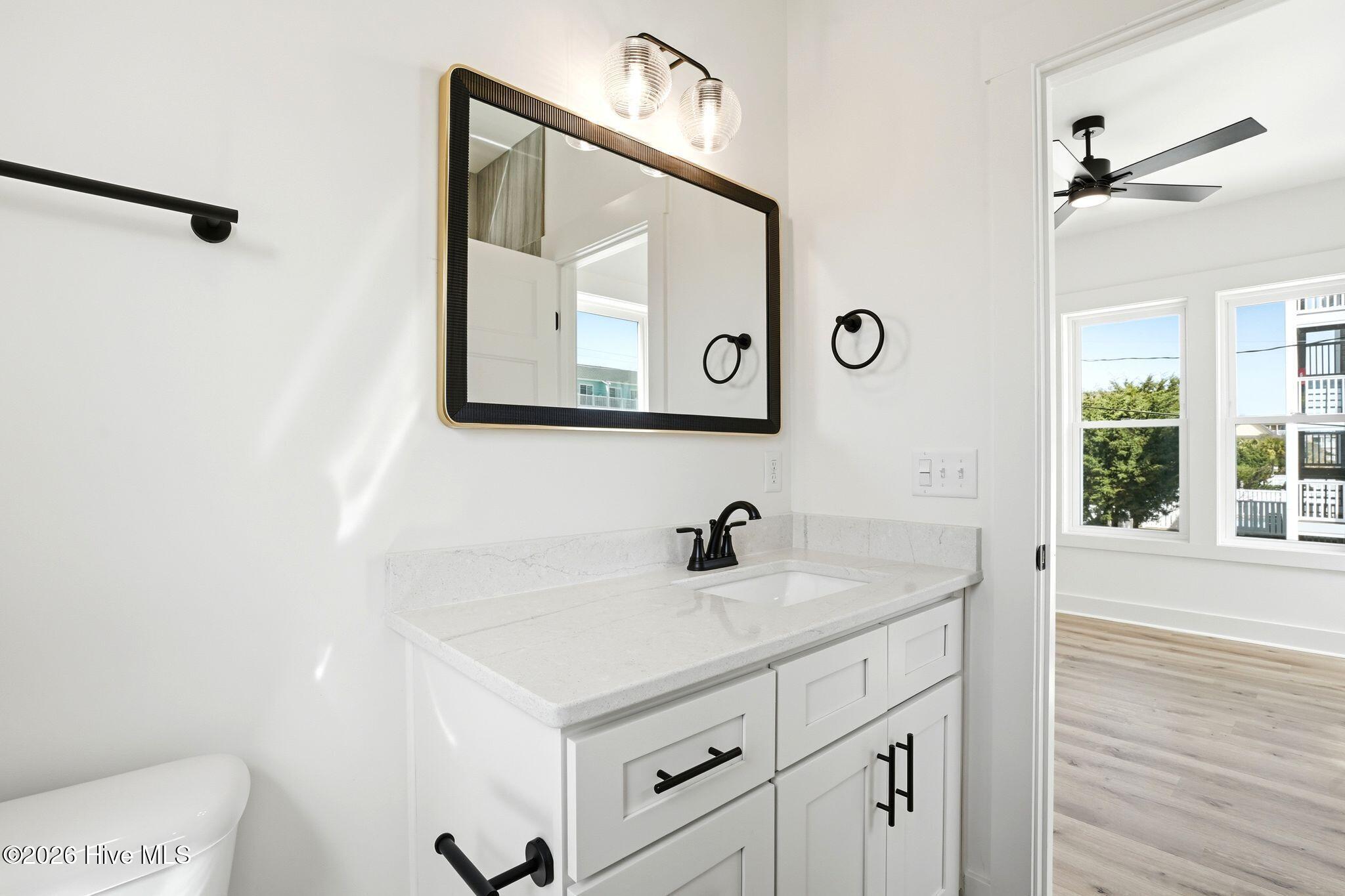 100561284 | Photo 32