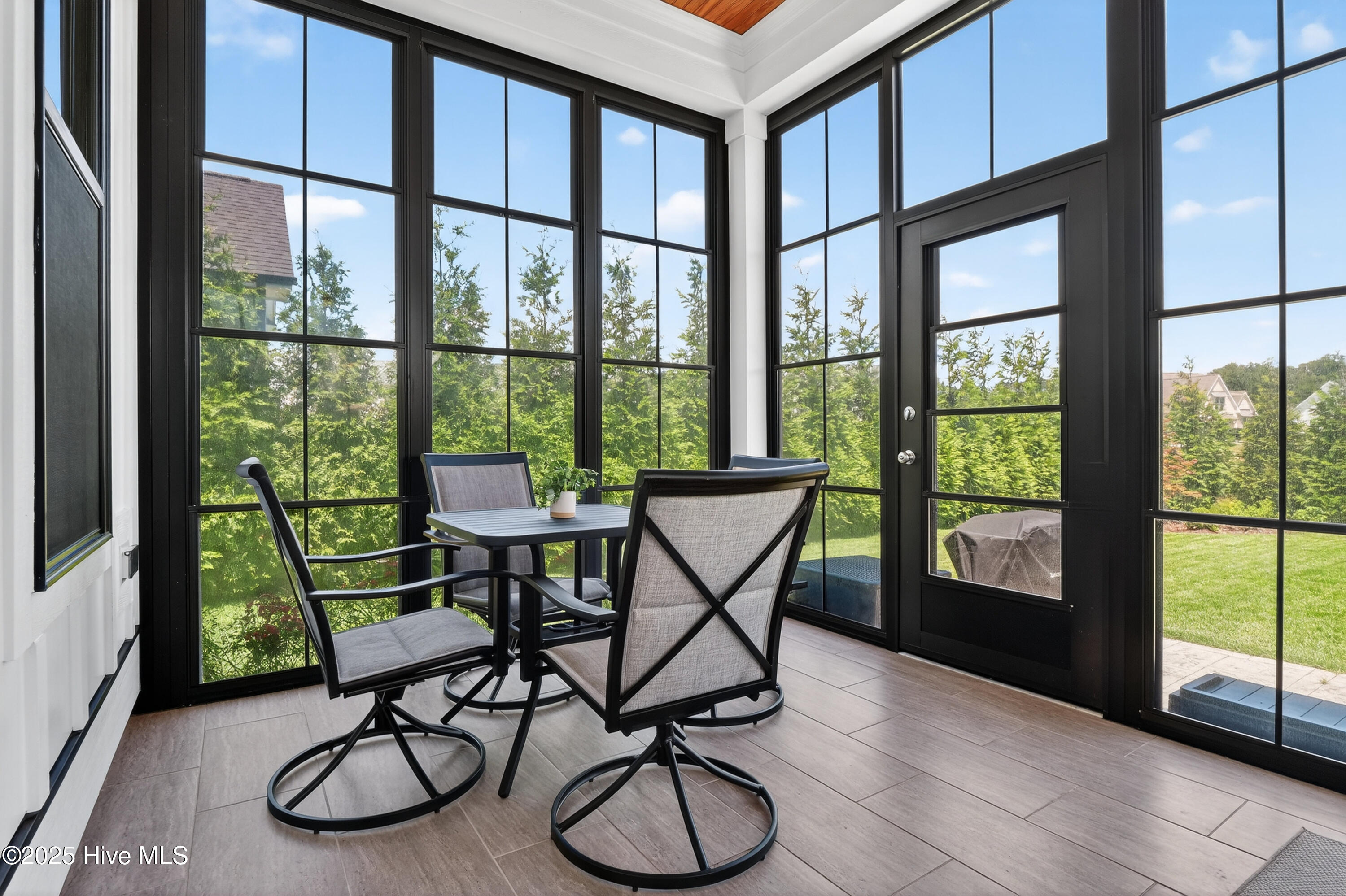 100523935 | Photo 49