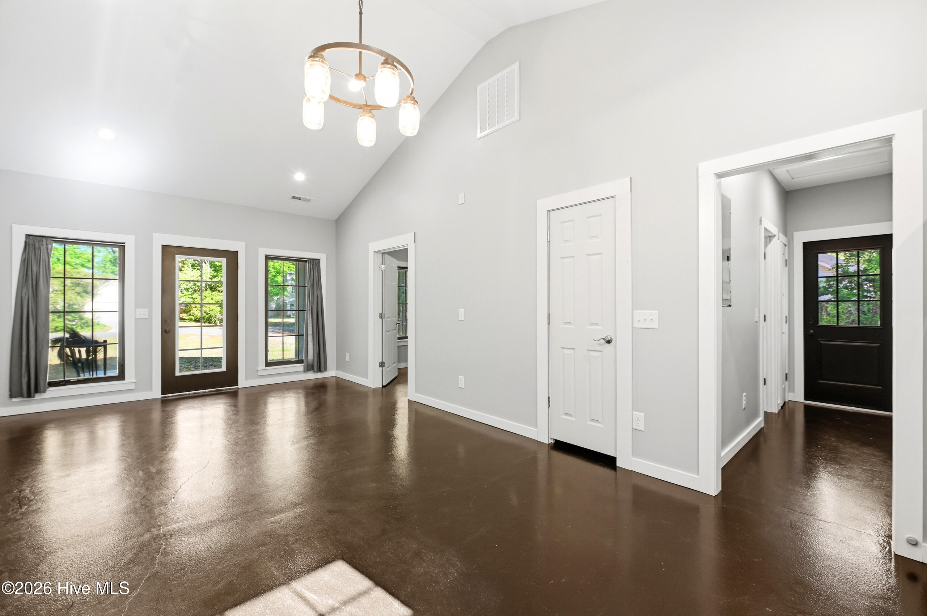 100570518 | Photo 14