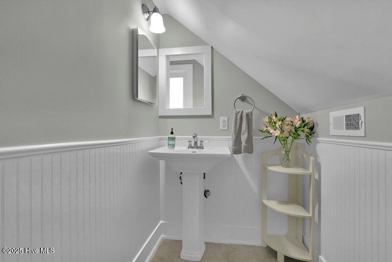 100533910 | Photo 27