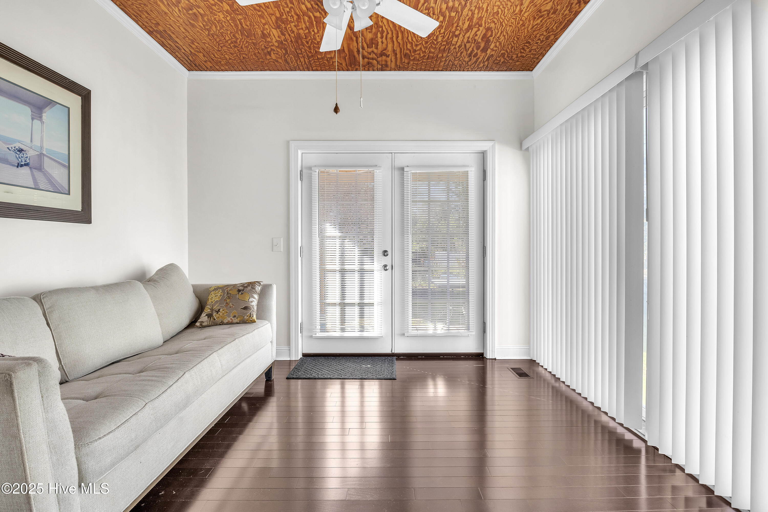 100548856 | Photo 33