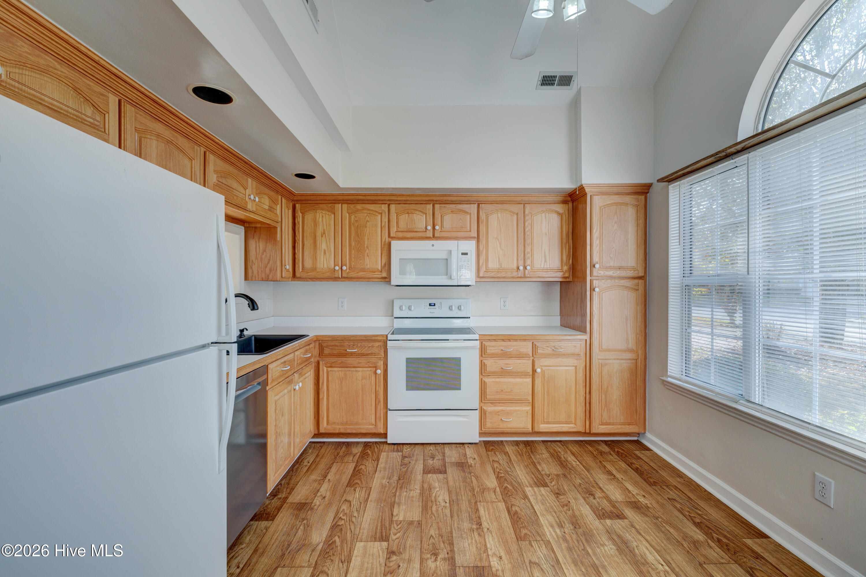 100562738 | Photo 14