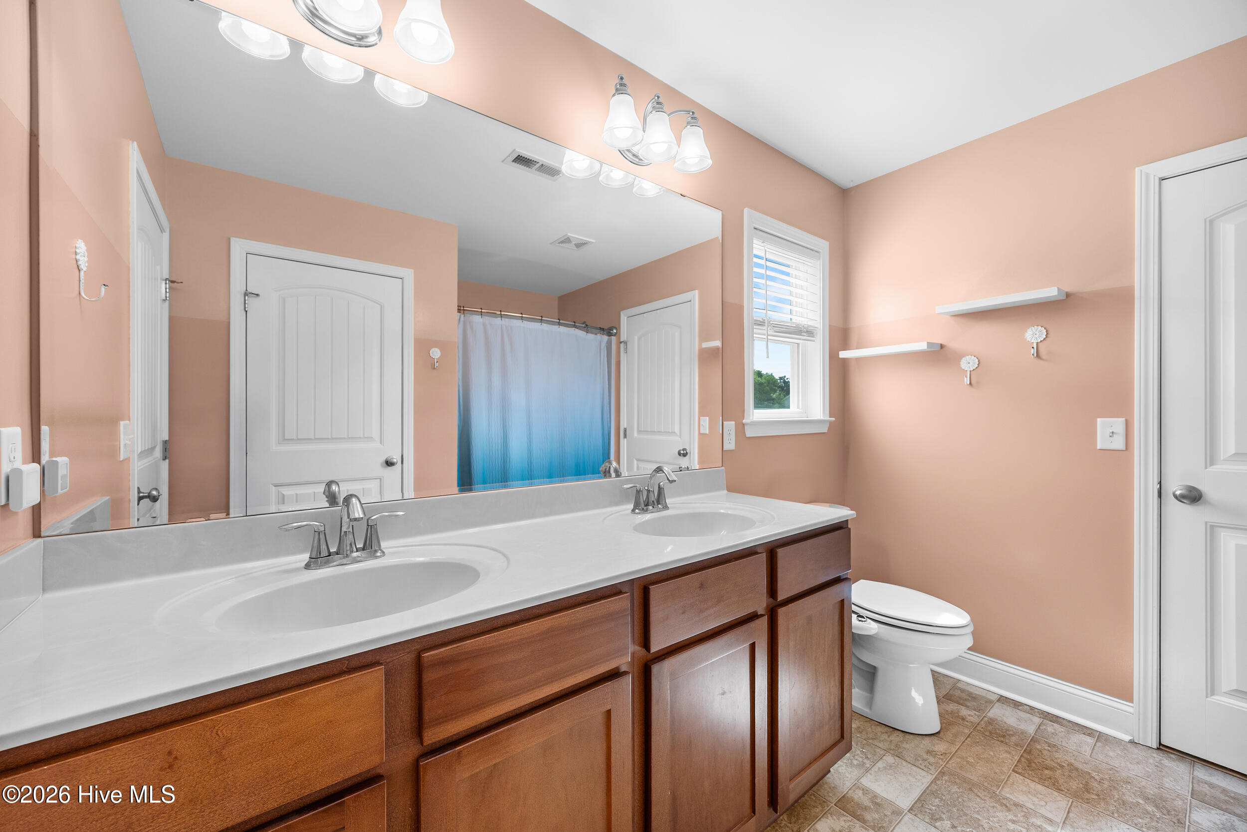 100565934 | Photo 16