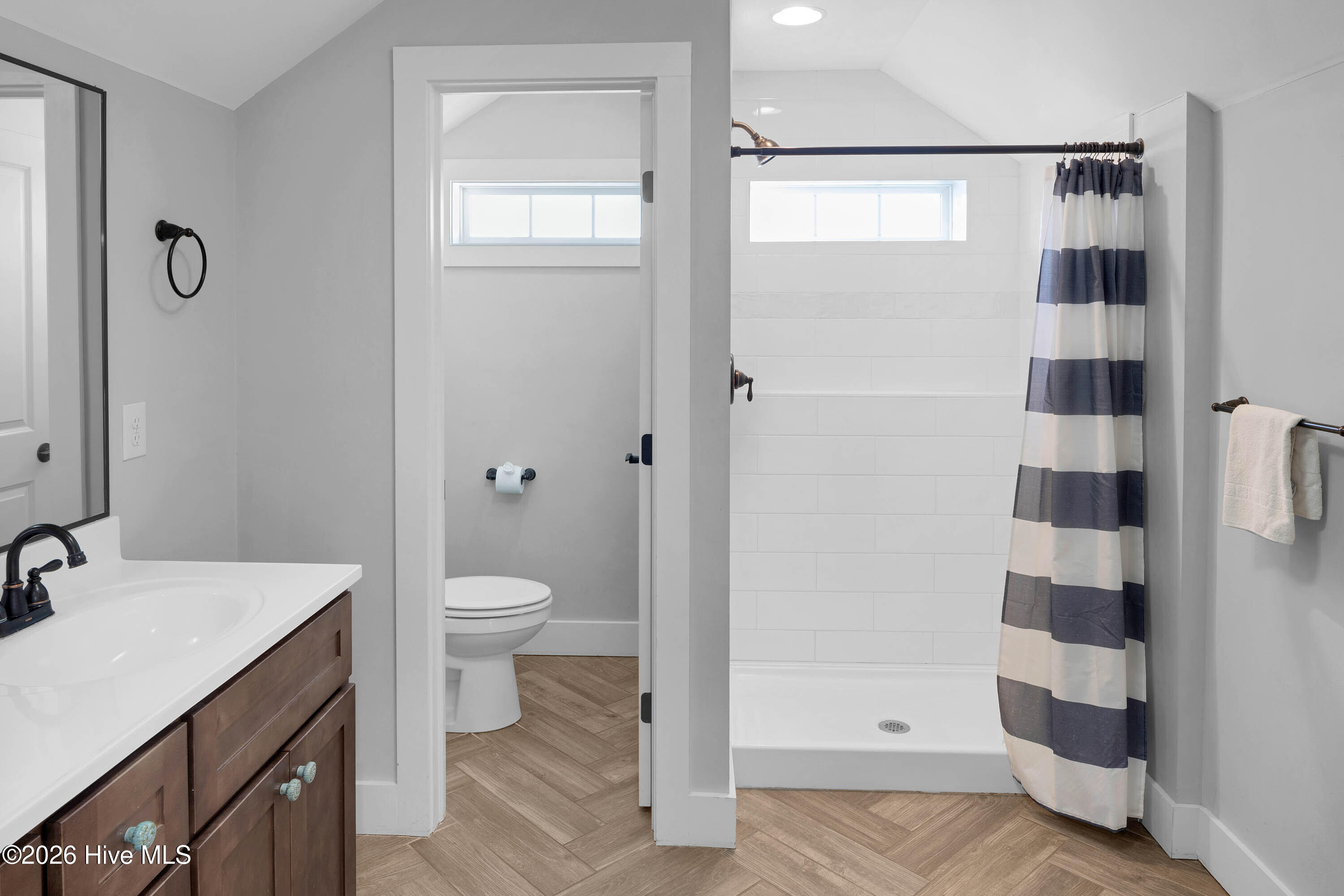 100550780 | Photo 20