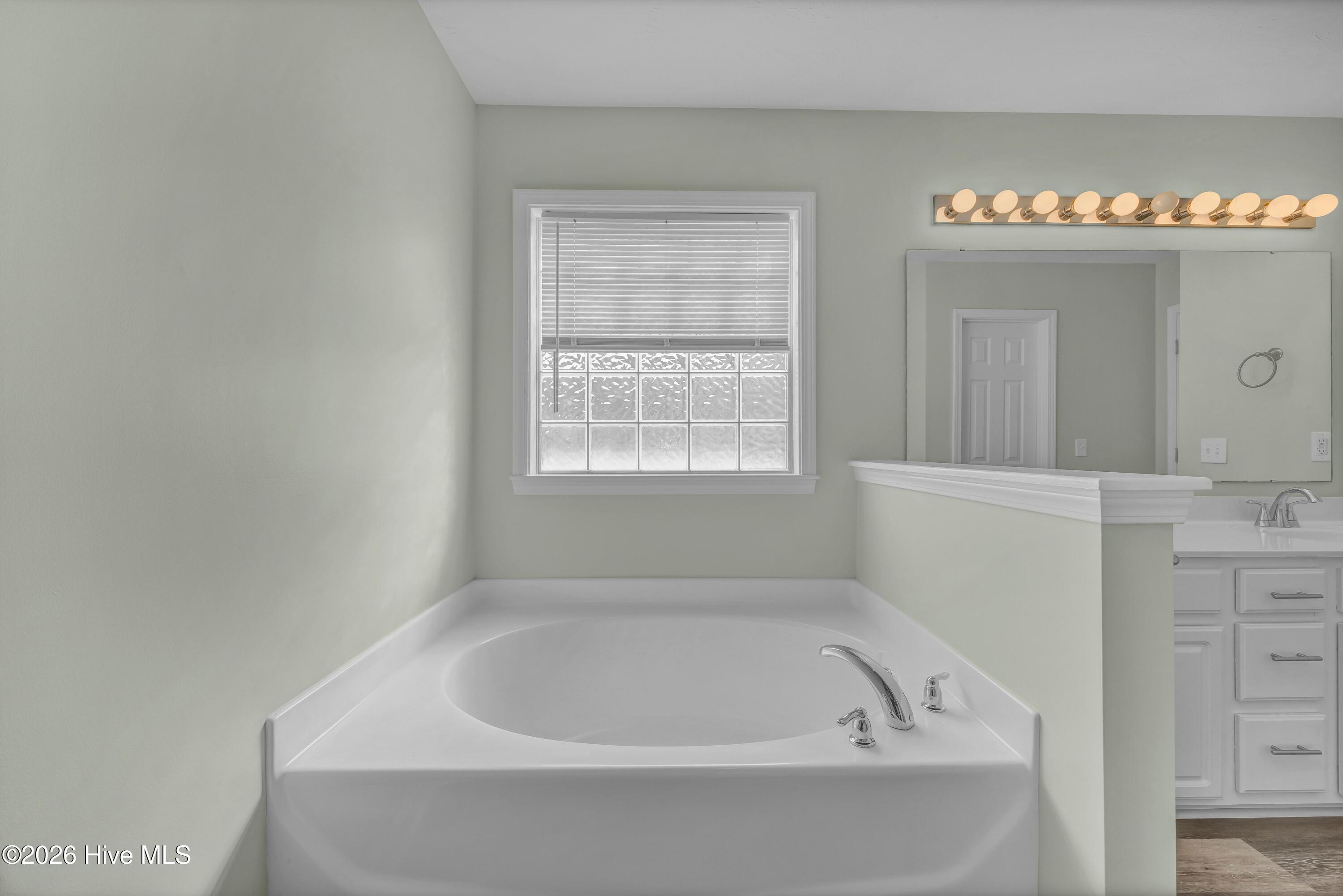 100561417 | Photo 15