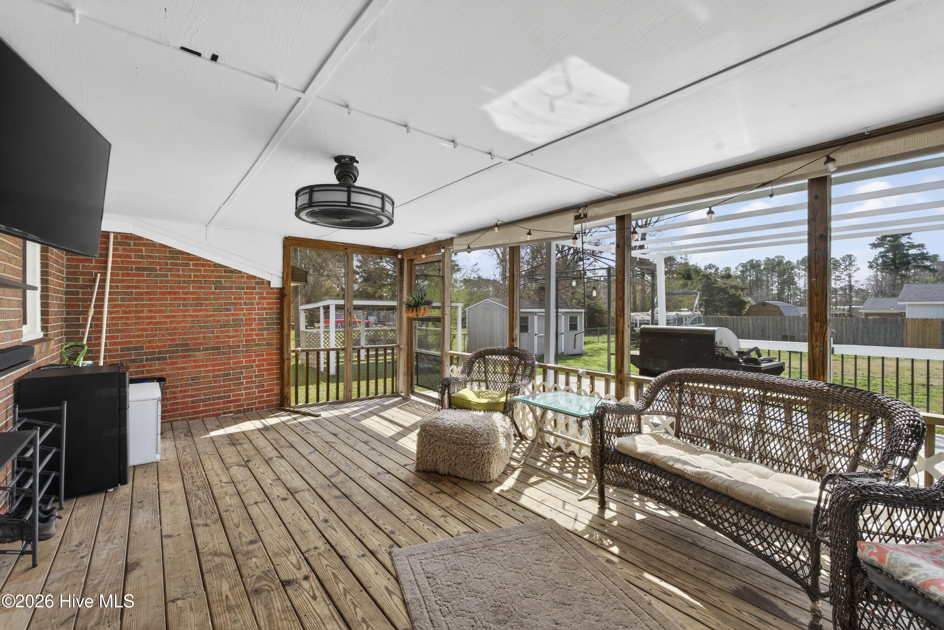 100558710 | Photo 36