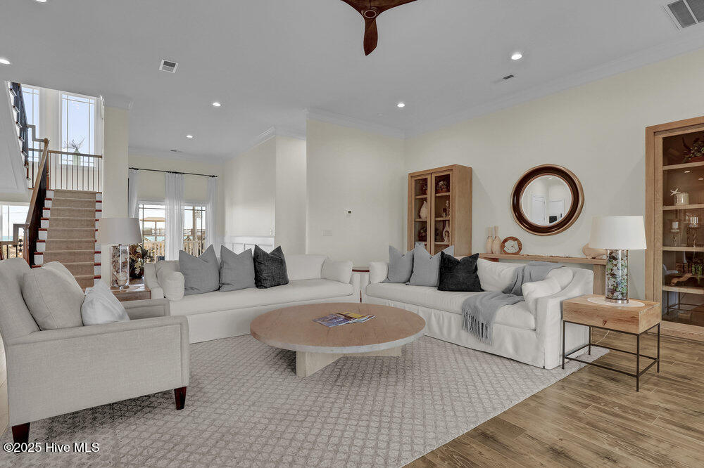 100499001 | Photo 16