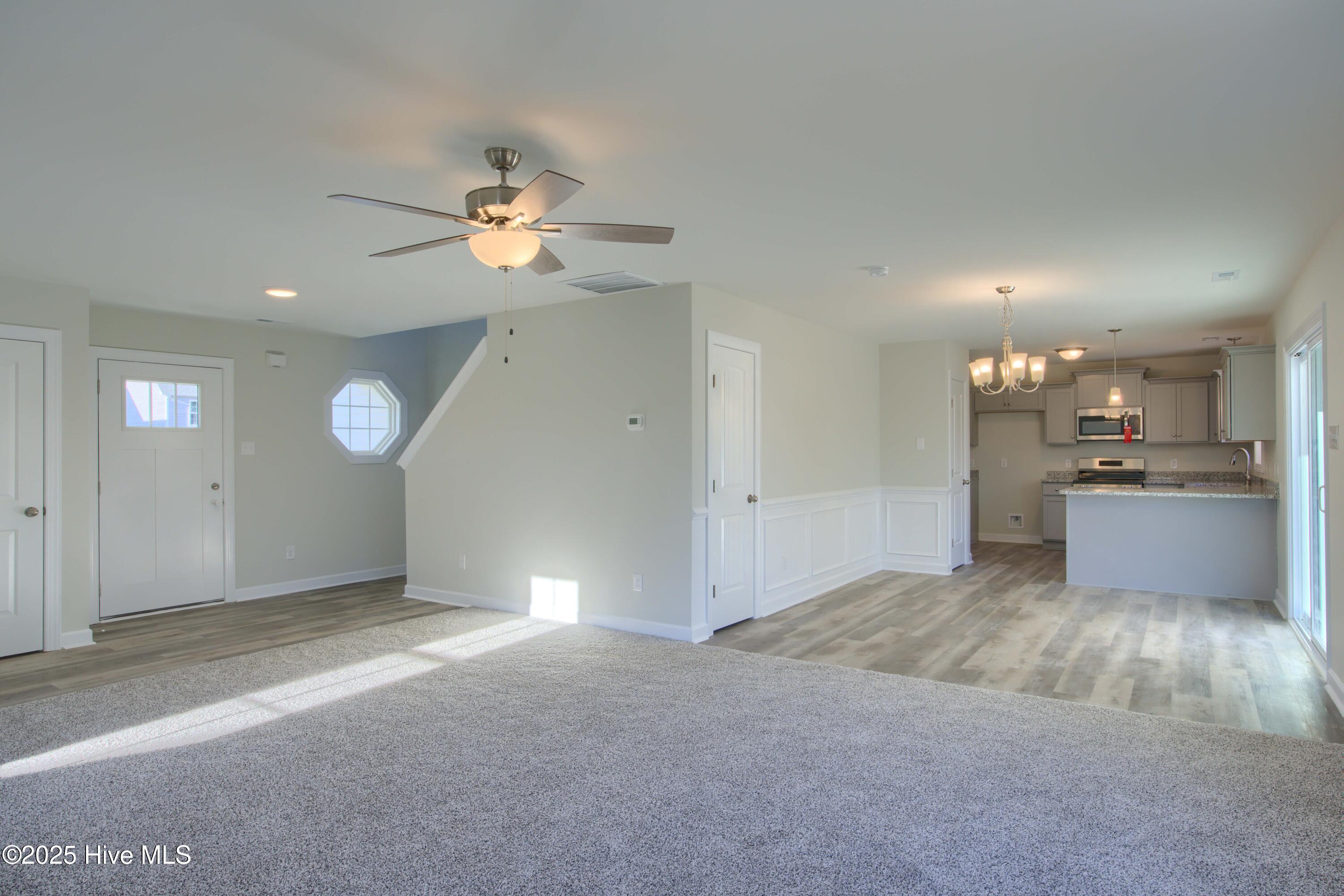 100527048 | Photo 14