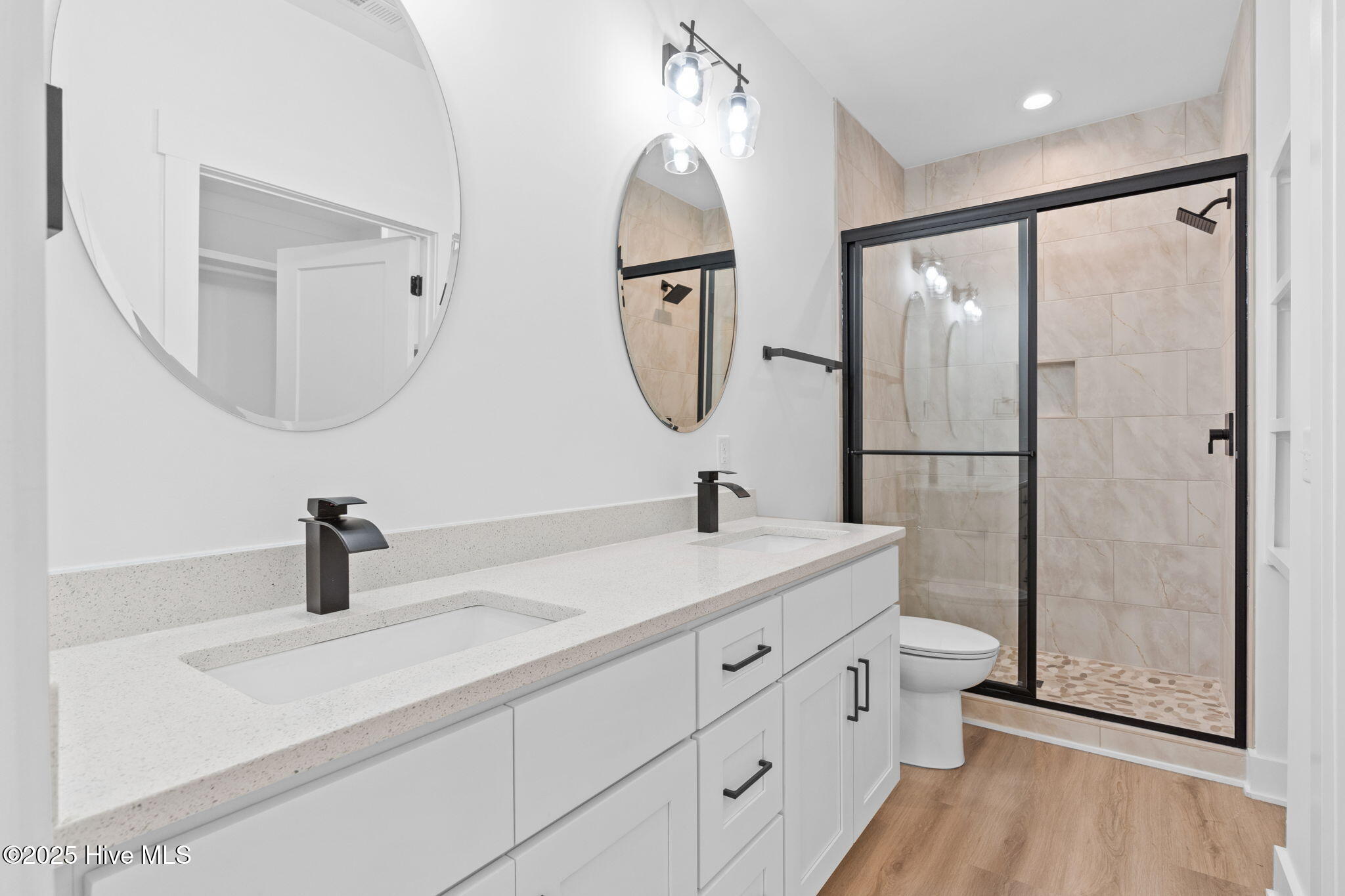 100518606 | Photo 23