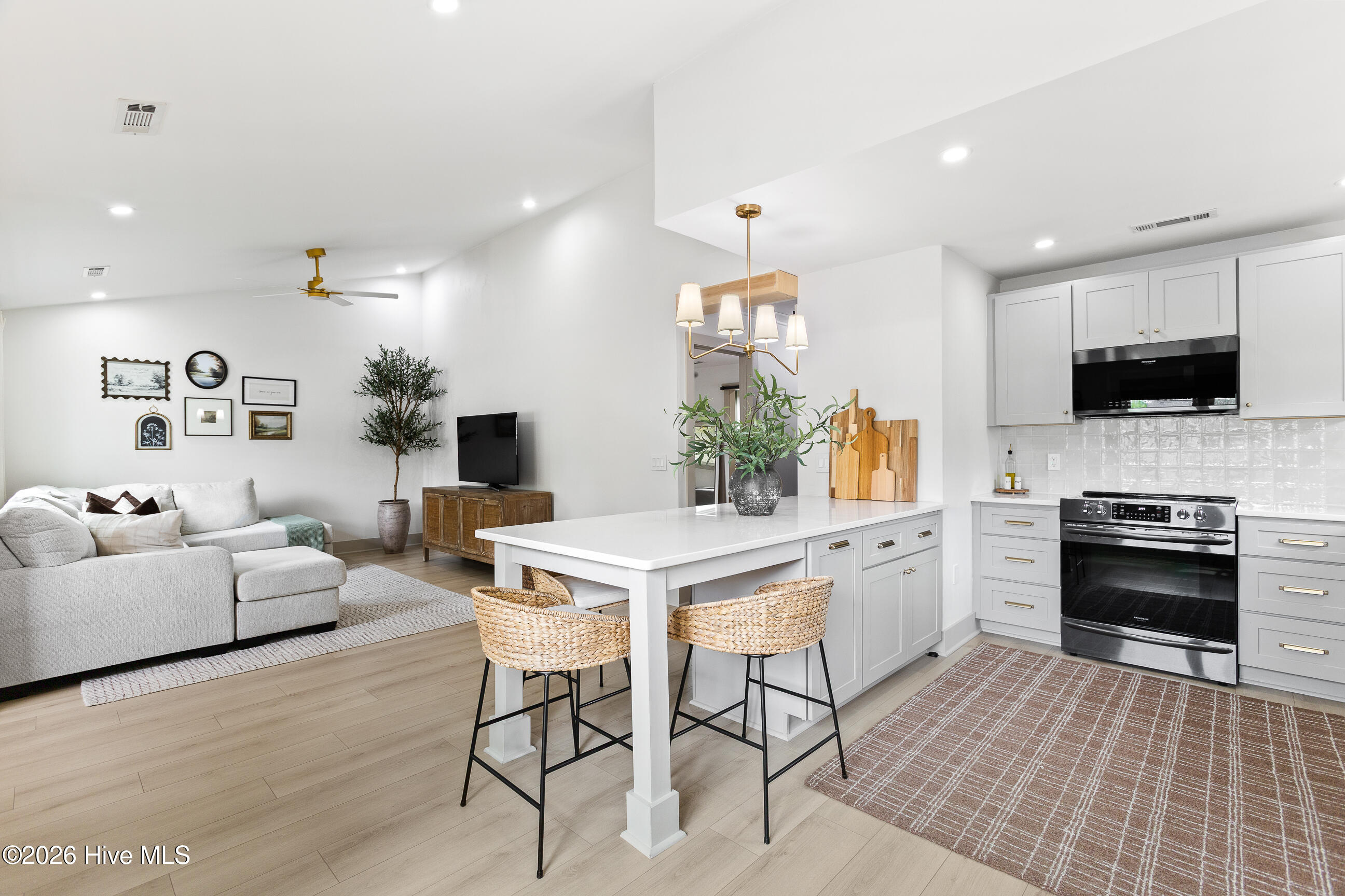 100566396 | Photo 14