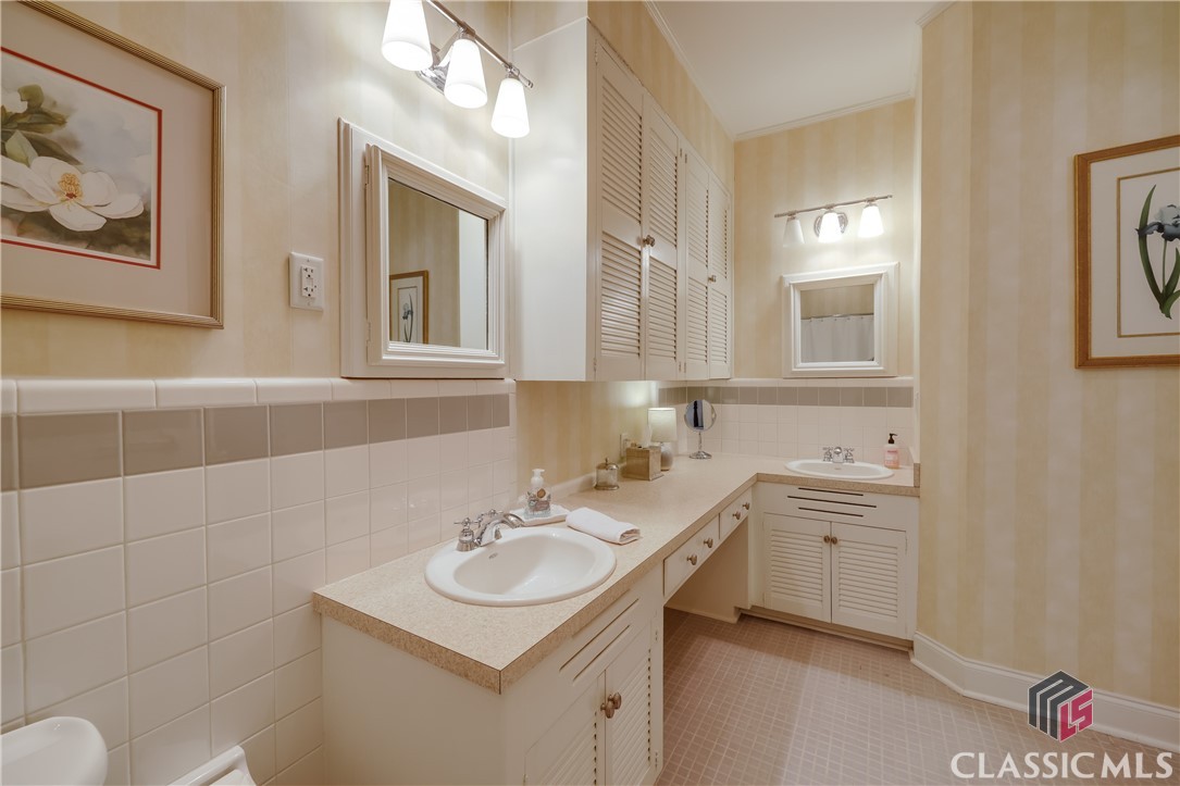 577 Cloverhurst Avenue W