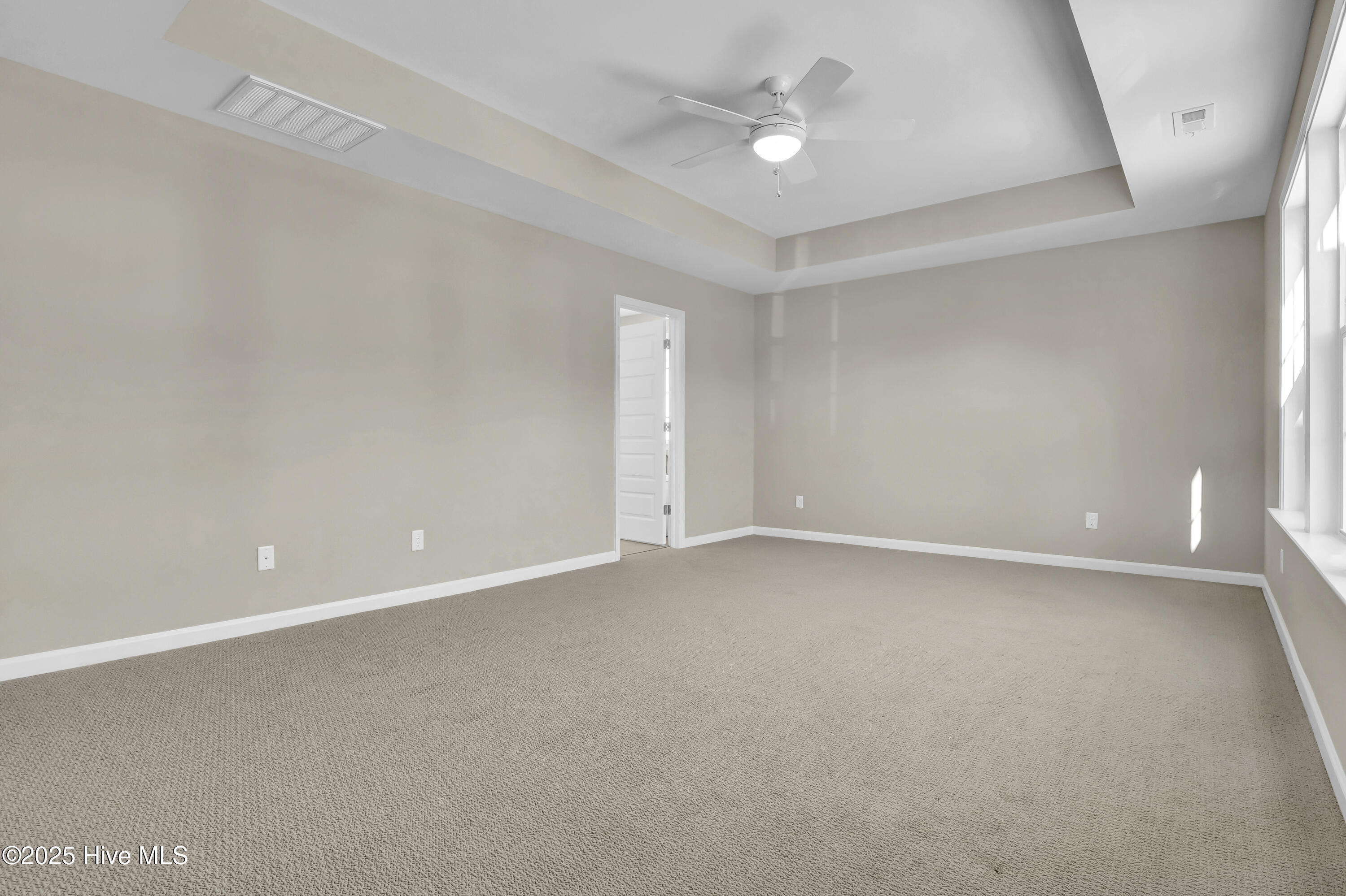 100561903 | Photo 14