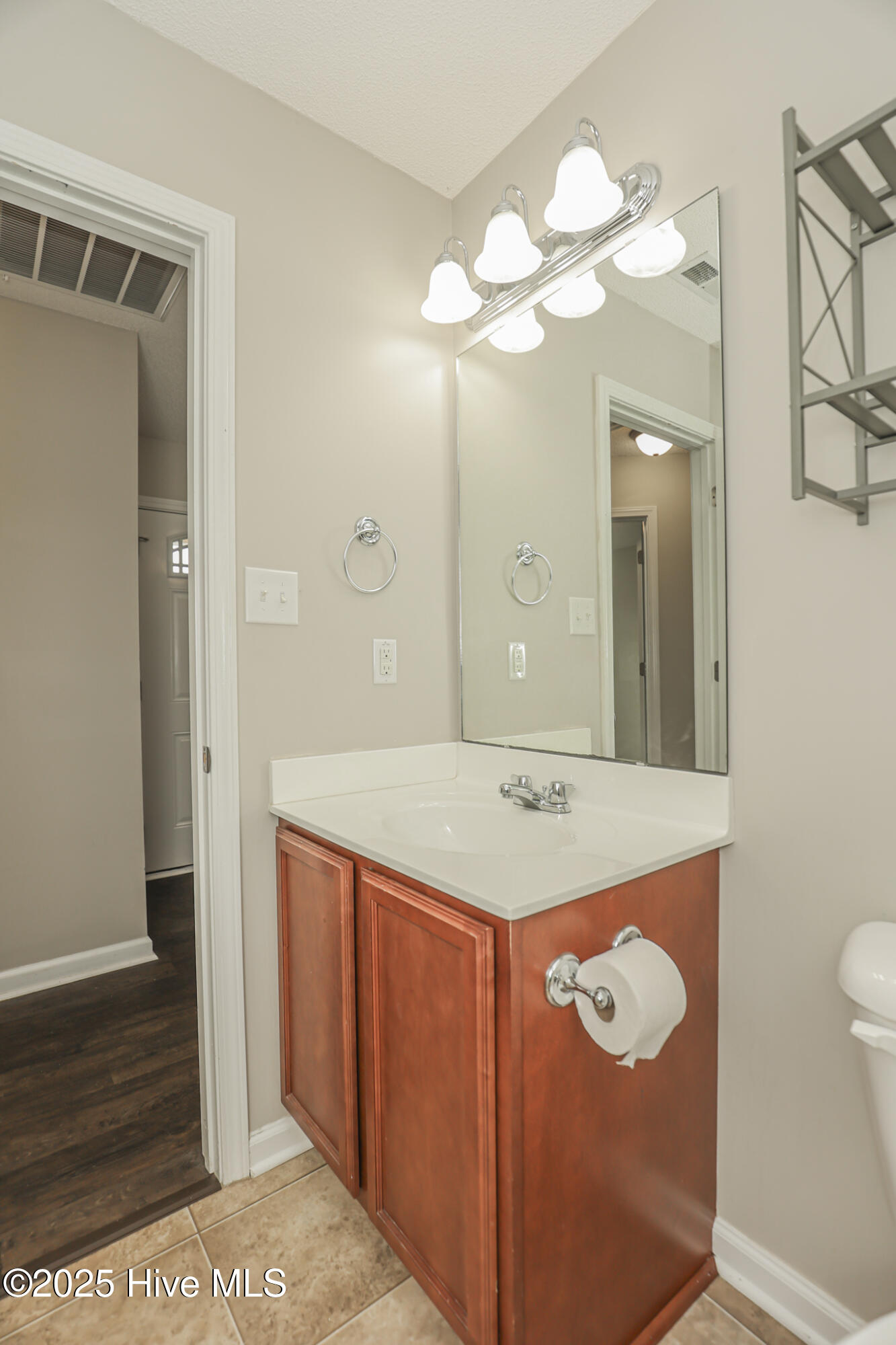 100536070 | Photo 30