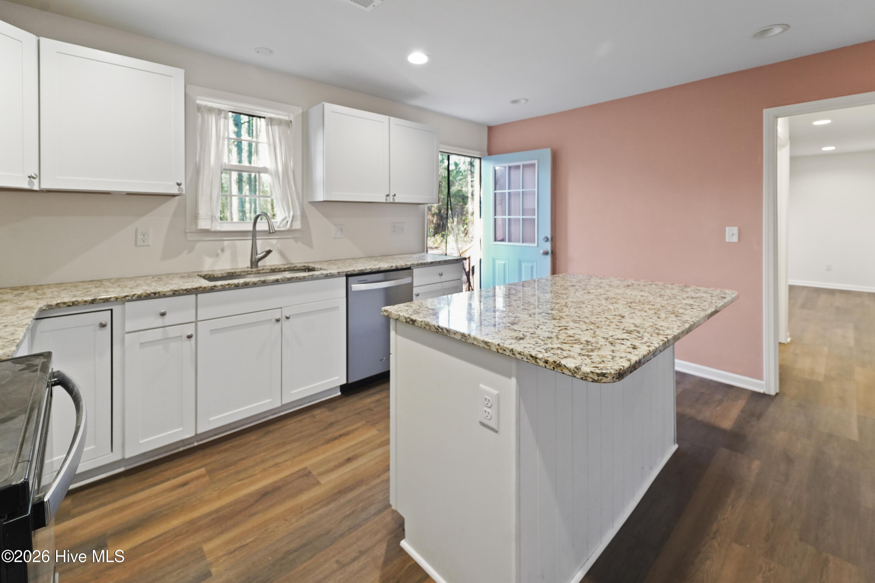 100548487 | Photo 41