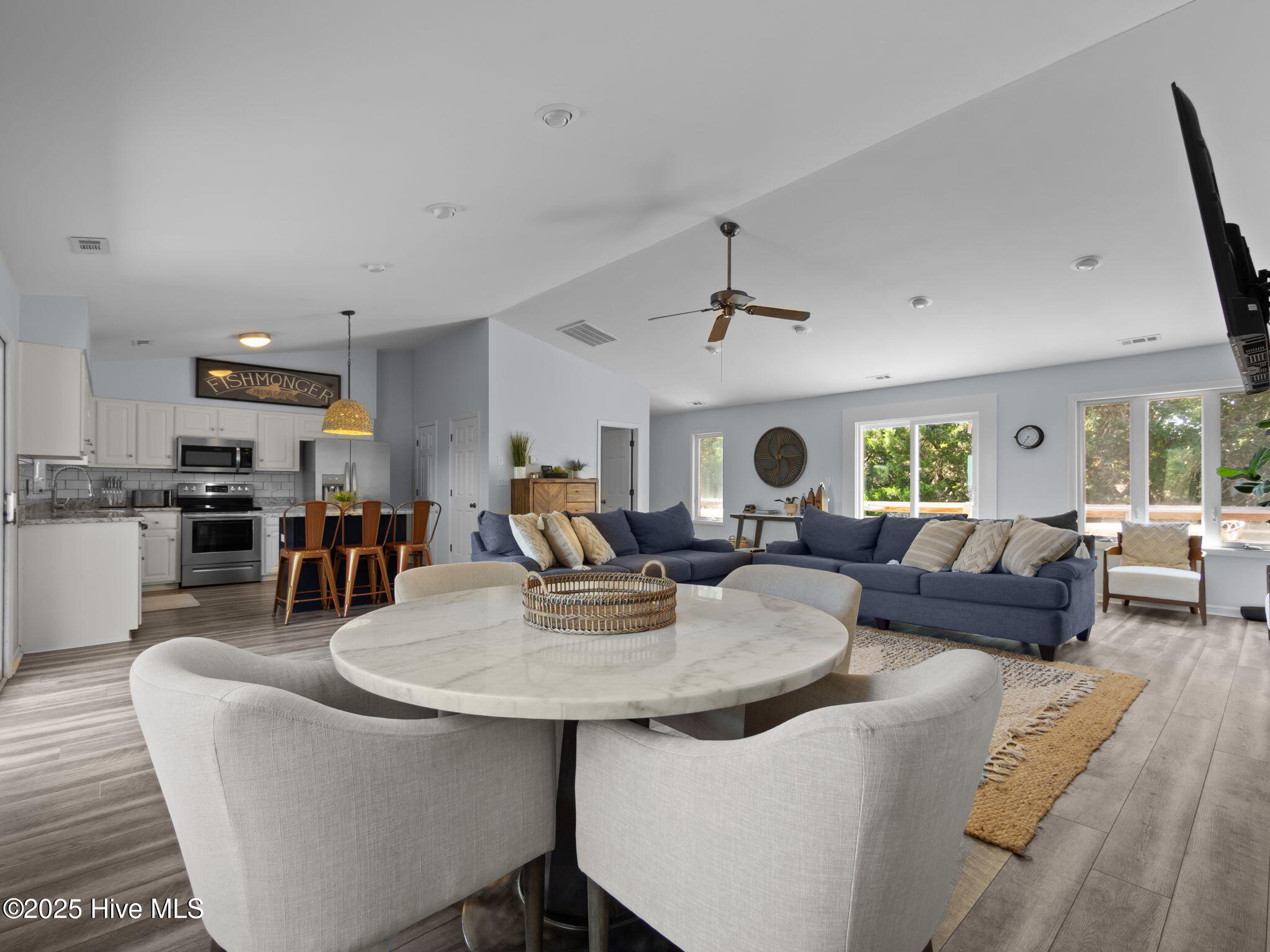 100530598 | Photo 33