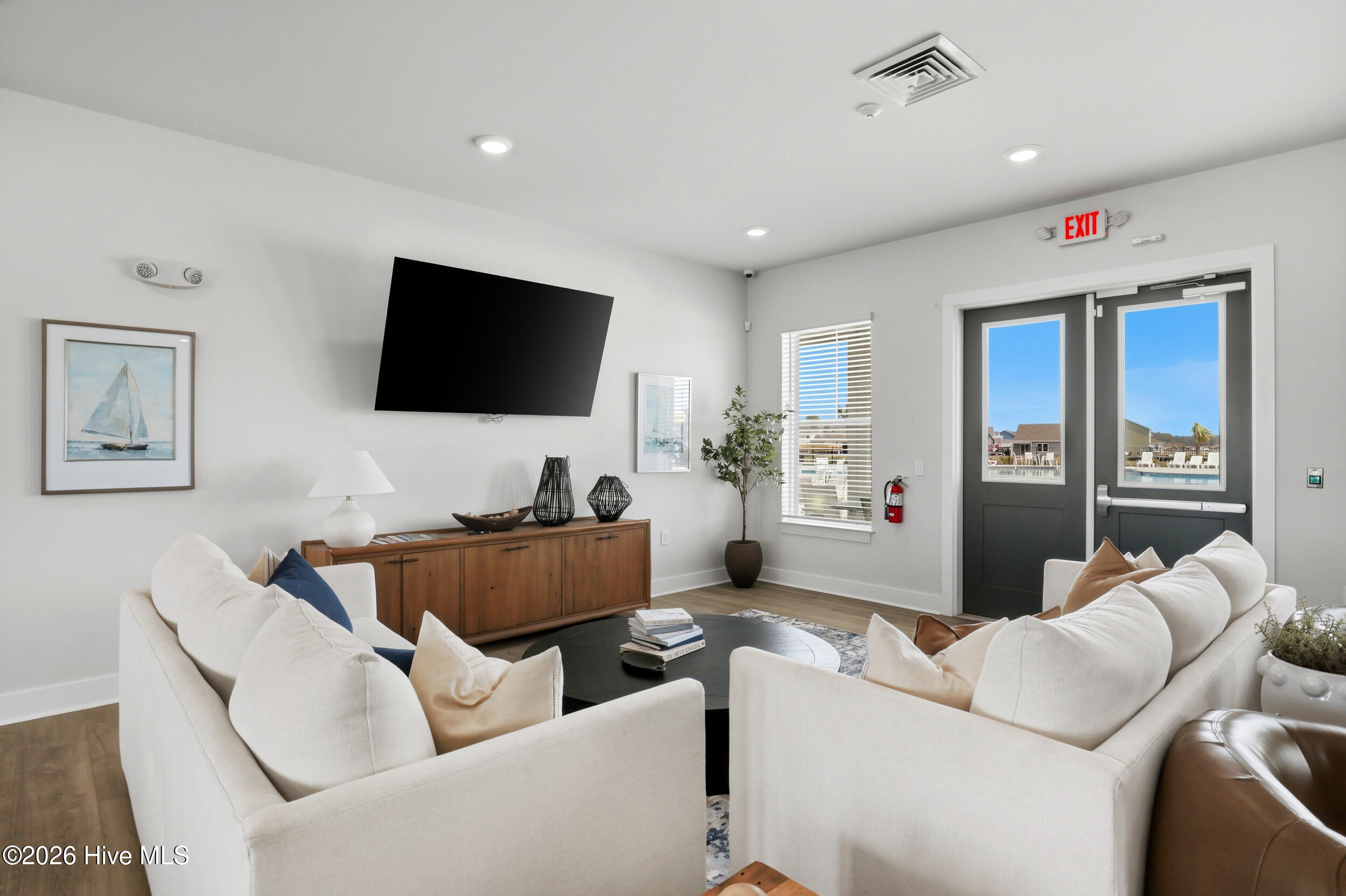 100558236 | Photo 47