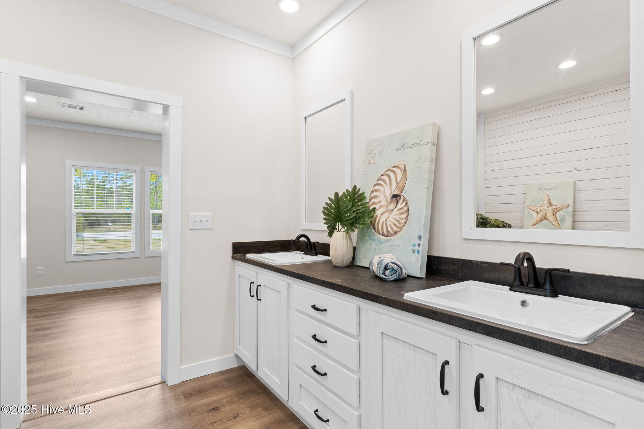 100558288 | Photo 24