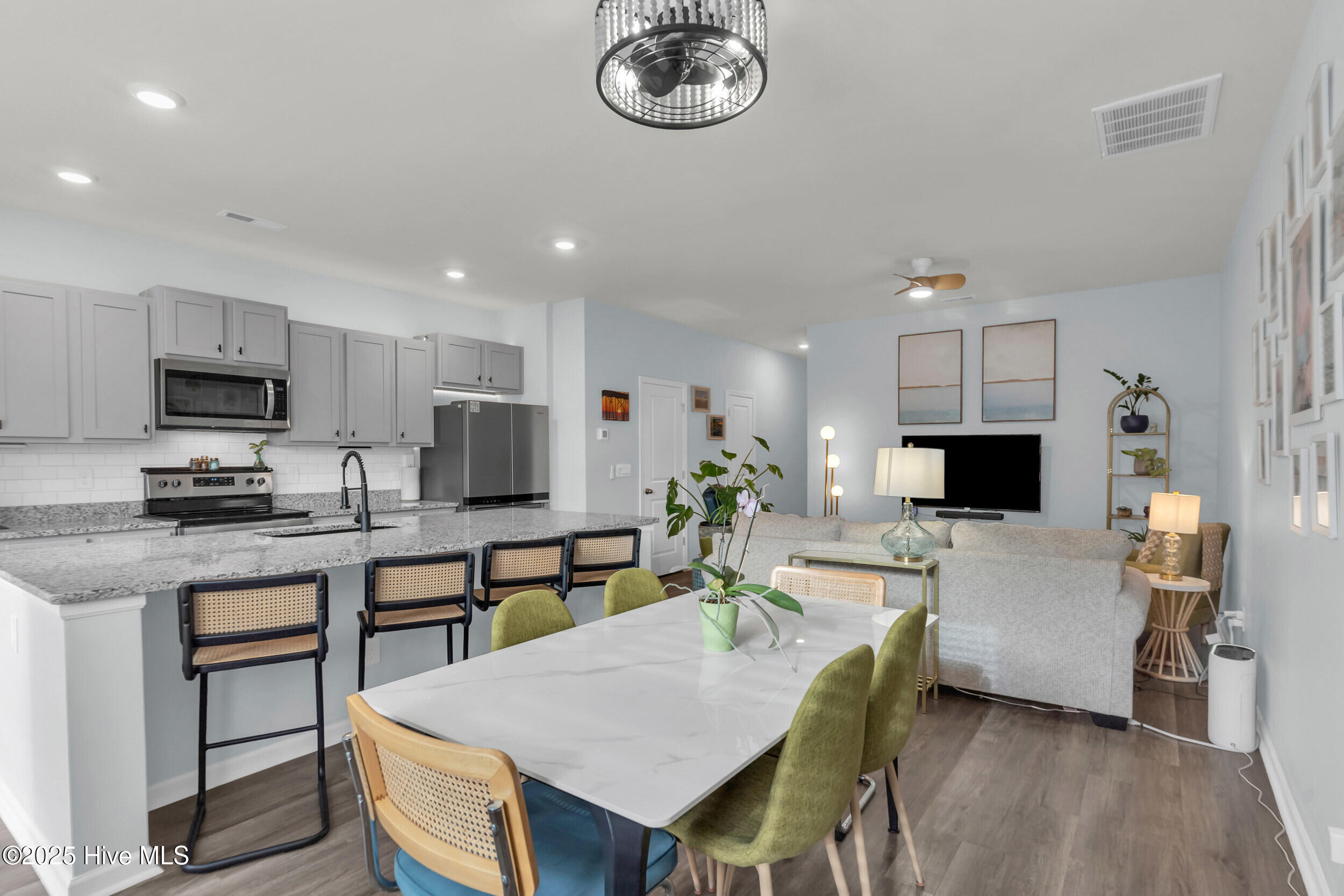 100544145 | Photo 14