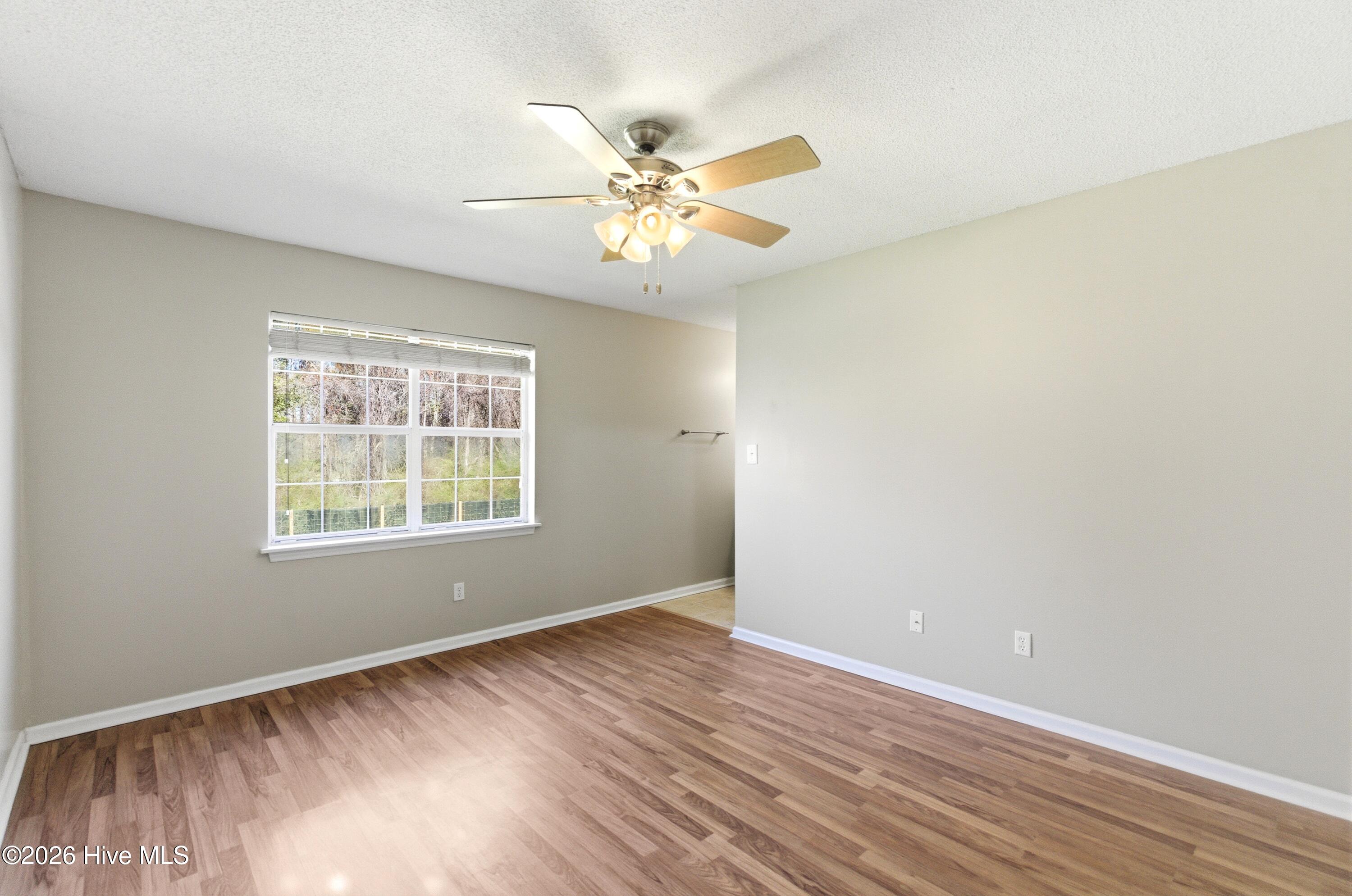 100561176 | Photo 30