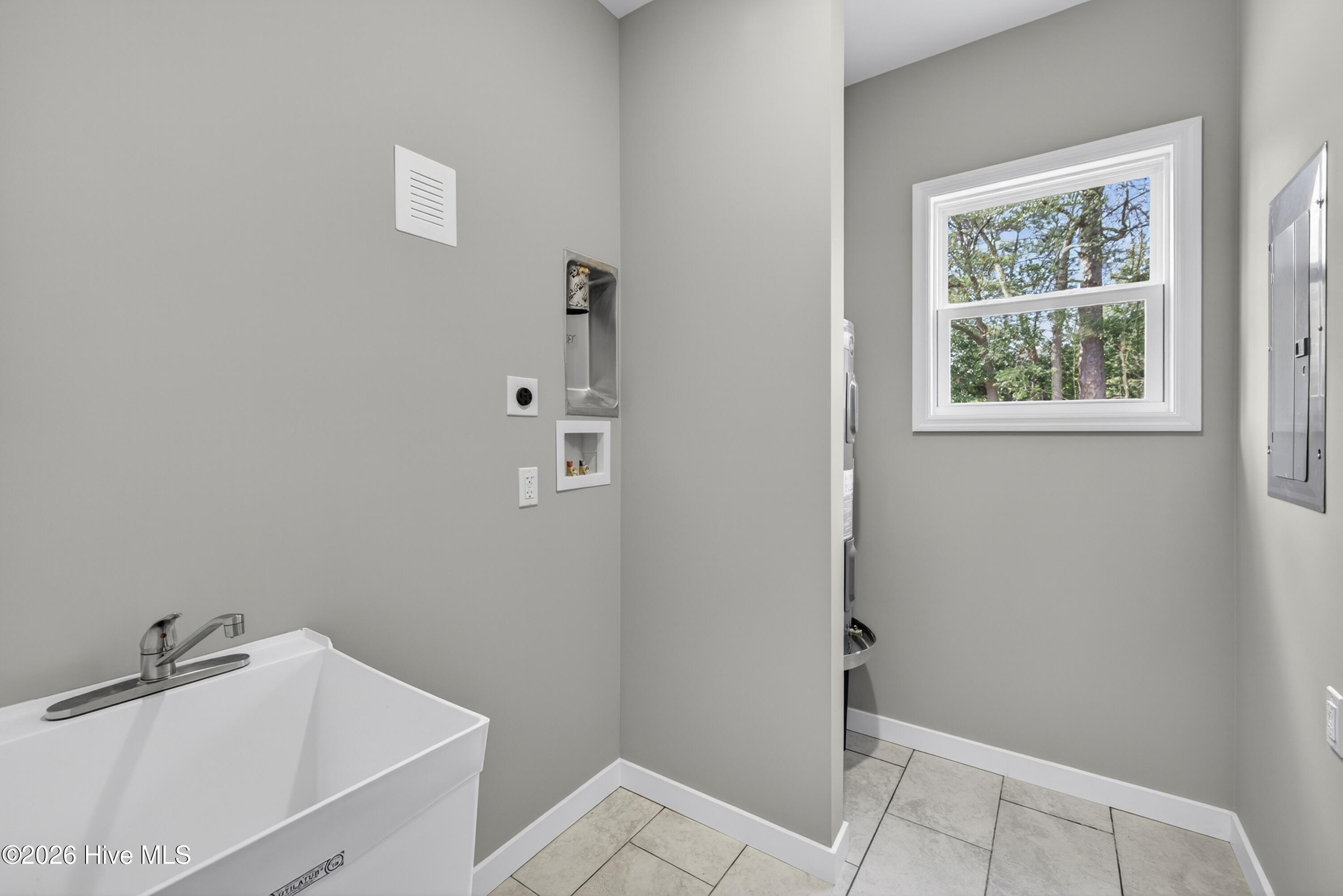 100548681 | Photo 16