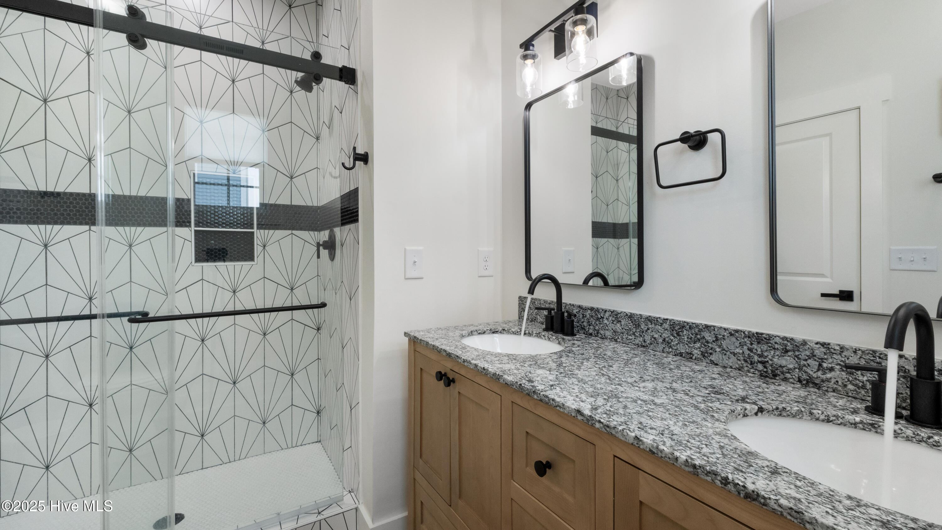 100526203 | Photo 13