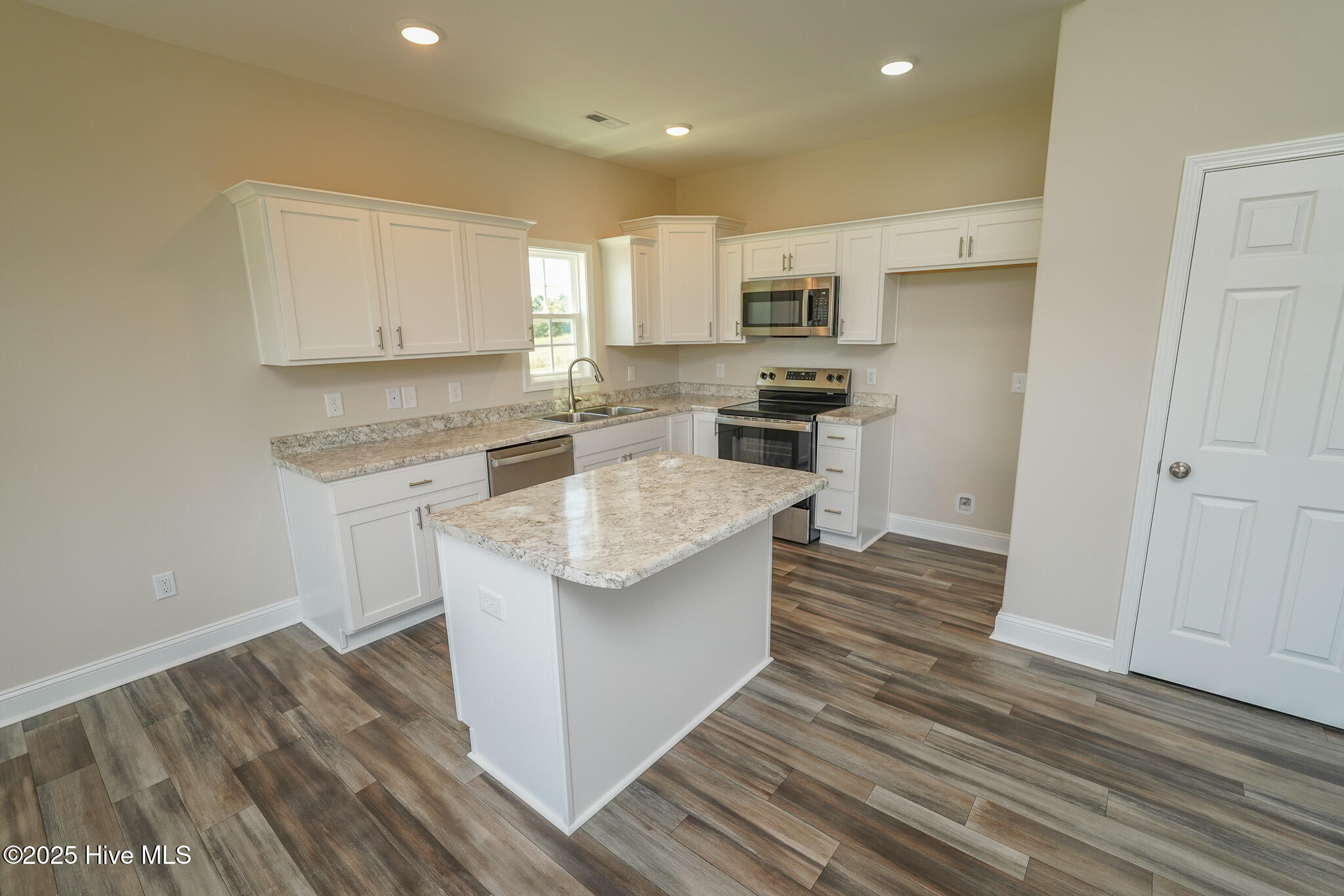 100488193 | Photo 30